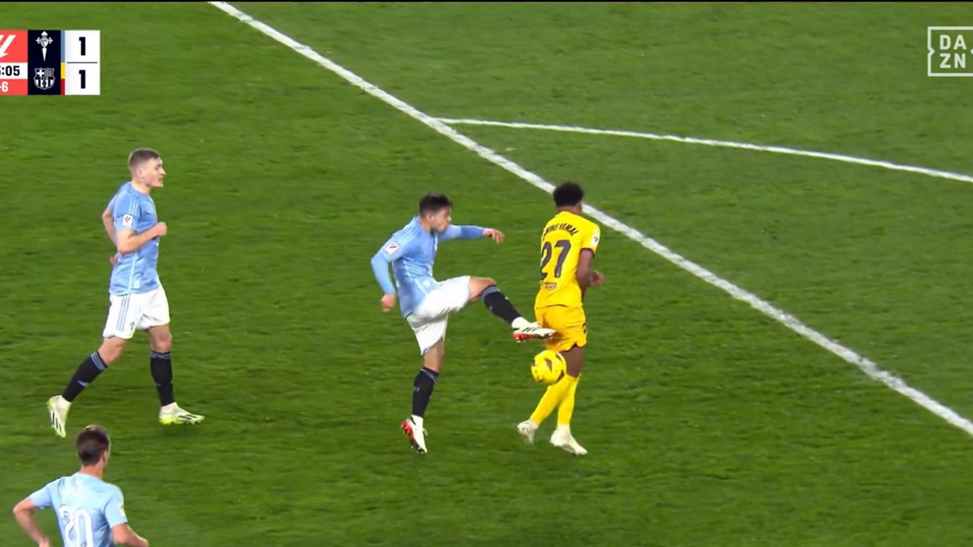 El momento de la patada de Fran Beltrán a Lamine Yamal El momento de la patada de Fran Beltrán a Lamine Yamal