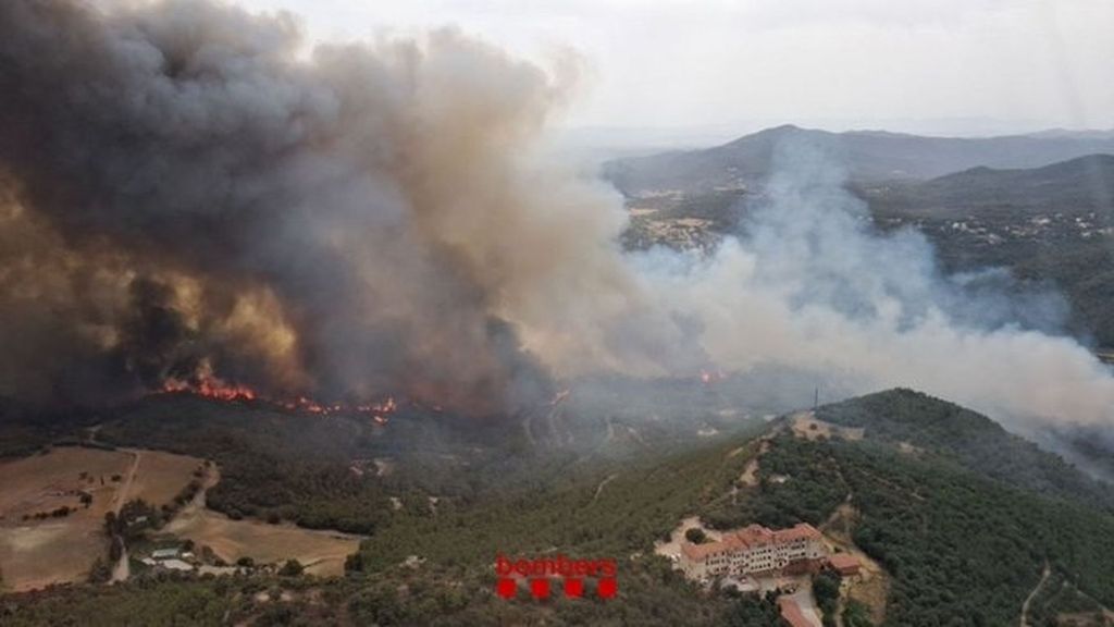El incendio forestal de Sant Quirze Safaja fuerza la evacuación de un camping y una casa de colonias, en Barcelona