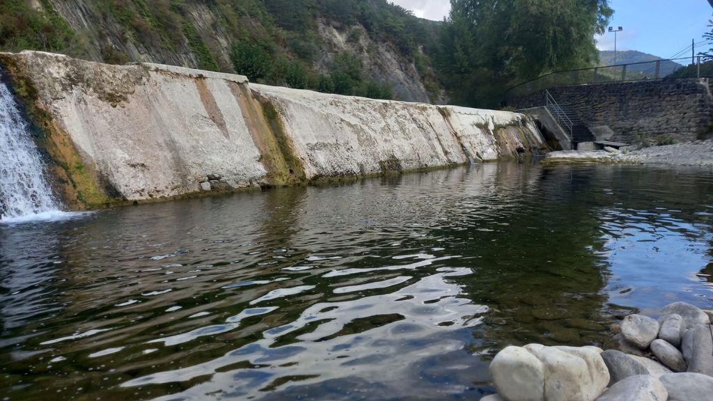 Mueren una madre y sus dos hijos menores ahogados mientras se bañaban en la presa del Roncal, en Navarra
