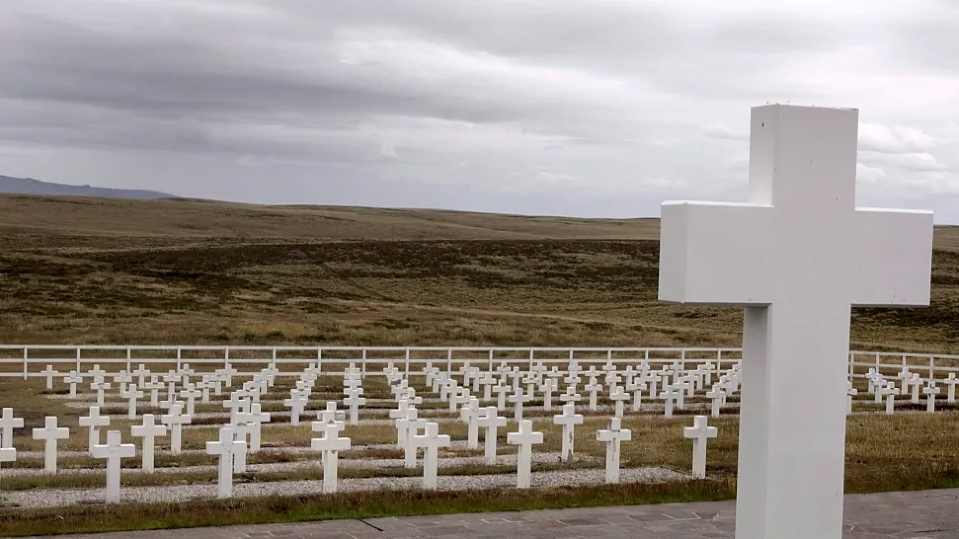 Fotografía de archivo de varias tumbas de ciudadanos argentinos muertos durante la Guerra de las Malvinas en 1982. Fotografía de archivo de varias tumbas de ciudadanos argentinos muertos durante la Guerra de las Malvinas en 1982.