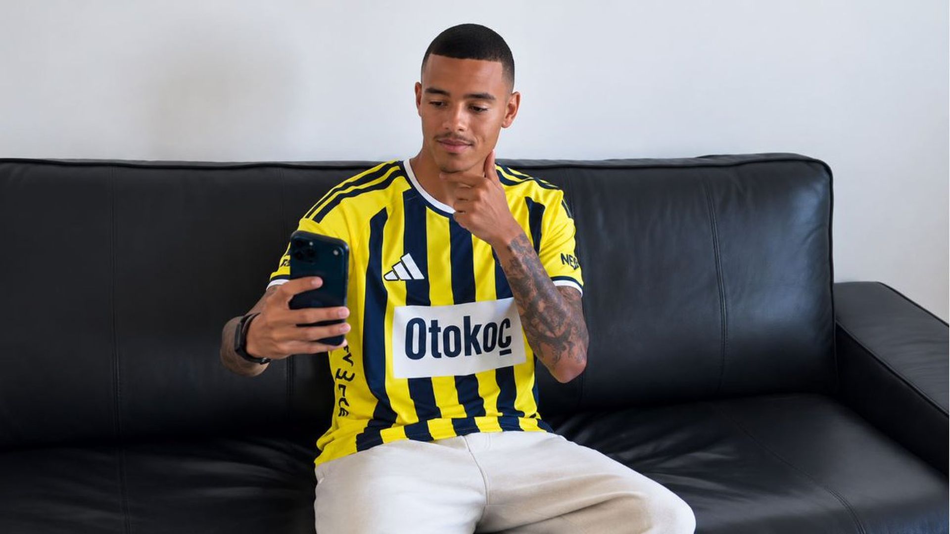 Grewnwood con la camiseta del Fenerbahçe Grewnwood con la camiseta del Fenerbahçe