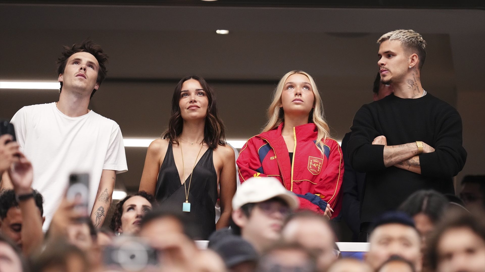 Harper Bekham, con la sudadera de España, sus hermanos Cruz y Romeo y su cuñada Jackie Apostel Harper Bekham, con la sudadera de España, sus hermanos Cruz y Romeo y su cuñada Jackie Apostel