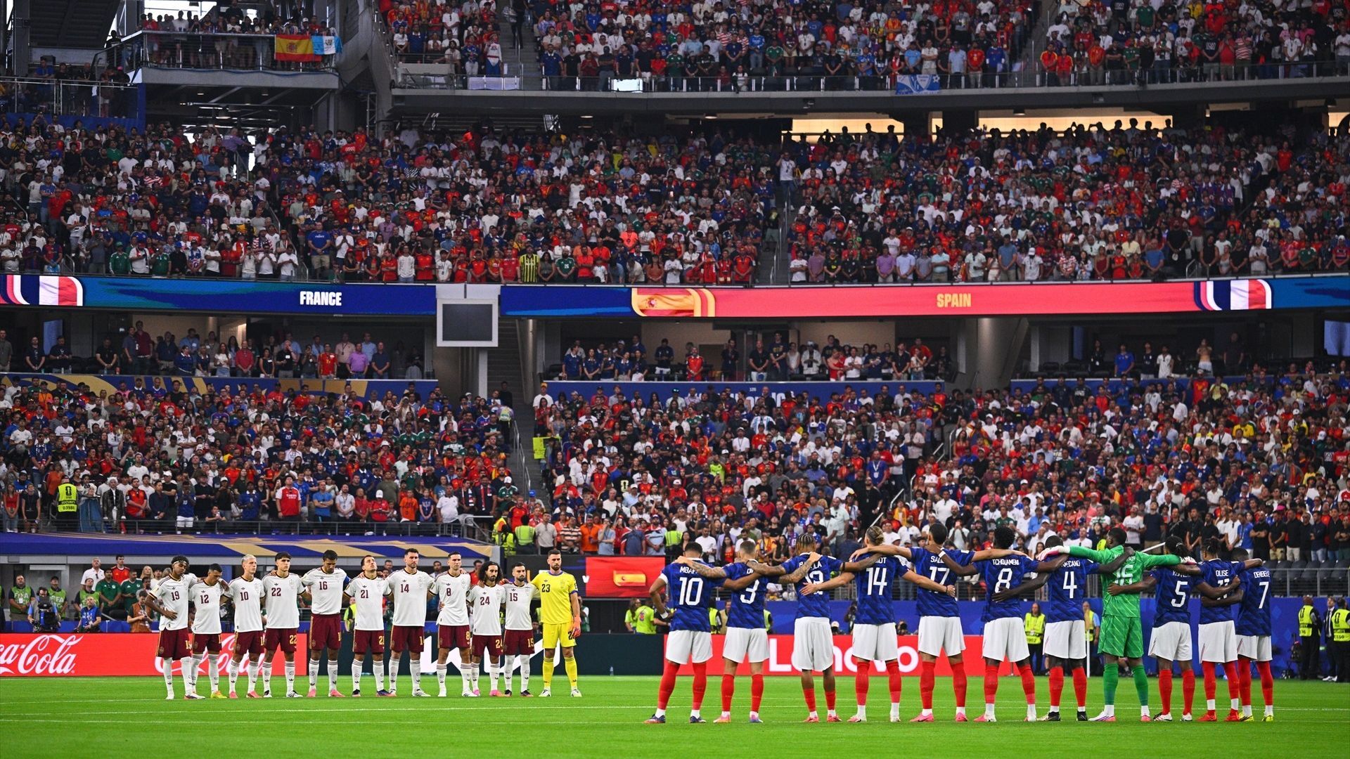 La Selección Española y la francesa en el minuto de silencio previo al partido de semifinales
