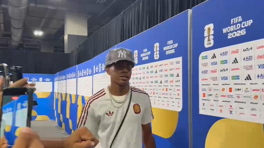 Lamine Yamal, a la salida del estadio
