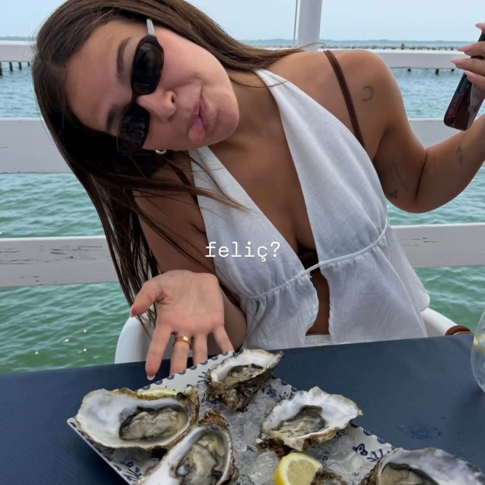 Laura Escanes disfruta de las ostras del Delta del Ebro