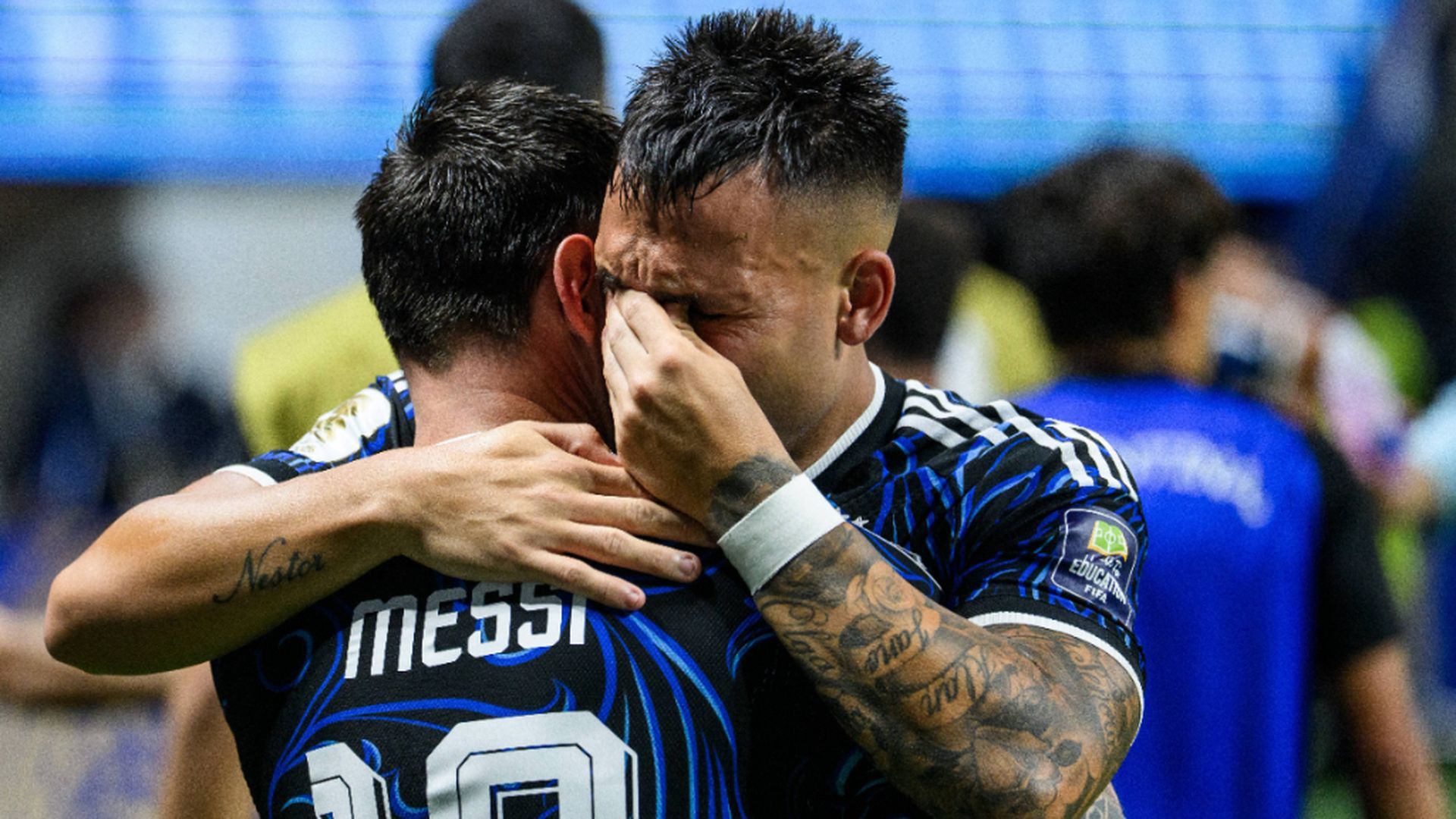 Lautaro Martínez, abrazando a Leo Messi