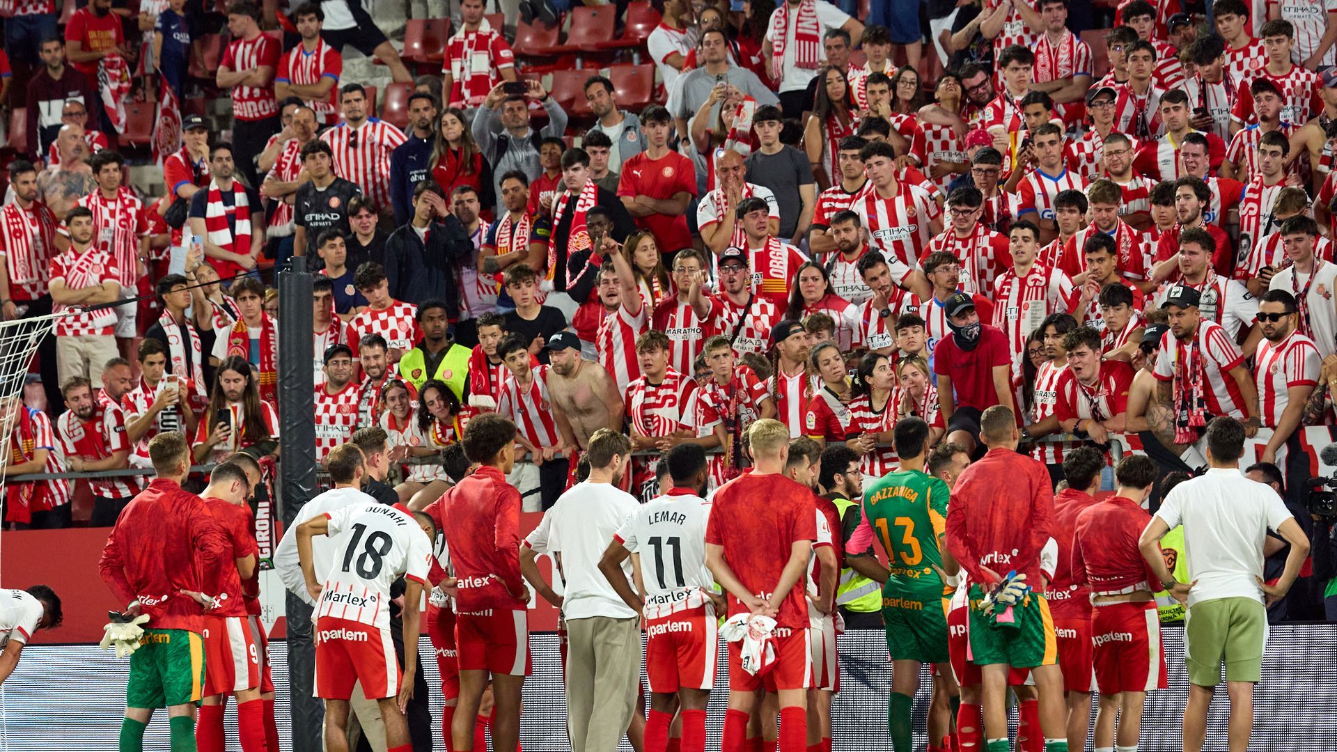 Los jugadores del Girona piden perdón a la afición