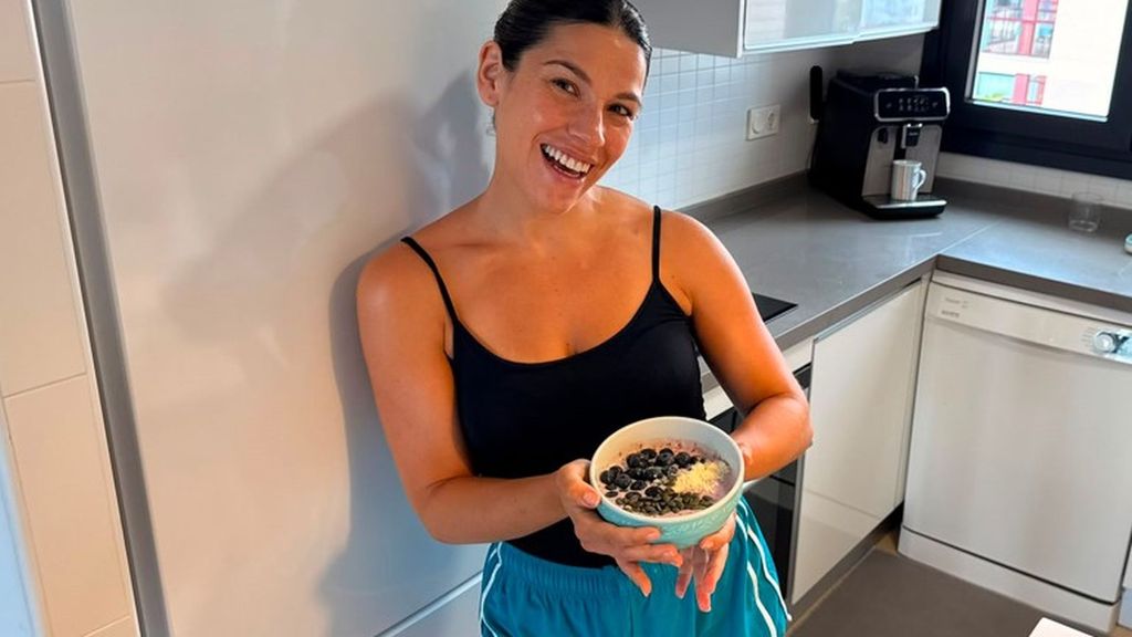El smoothie bowl de María Pespín con chocolate crujiente: un desayuno fresquito con textura de helado