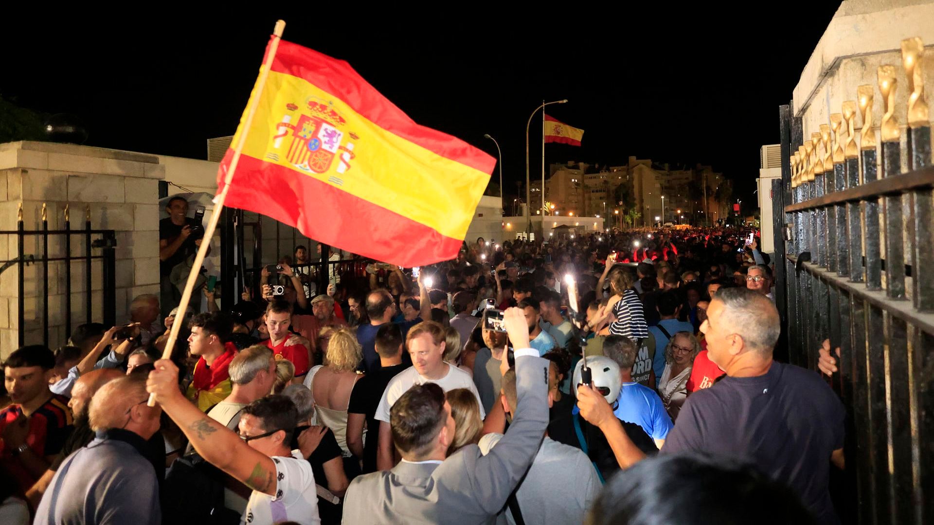 Miles de personas celebran el derribo de la verja que separaba a la colonia británica de territorio español