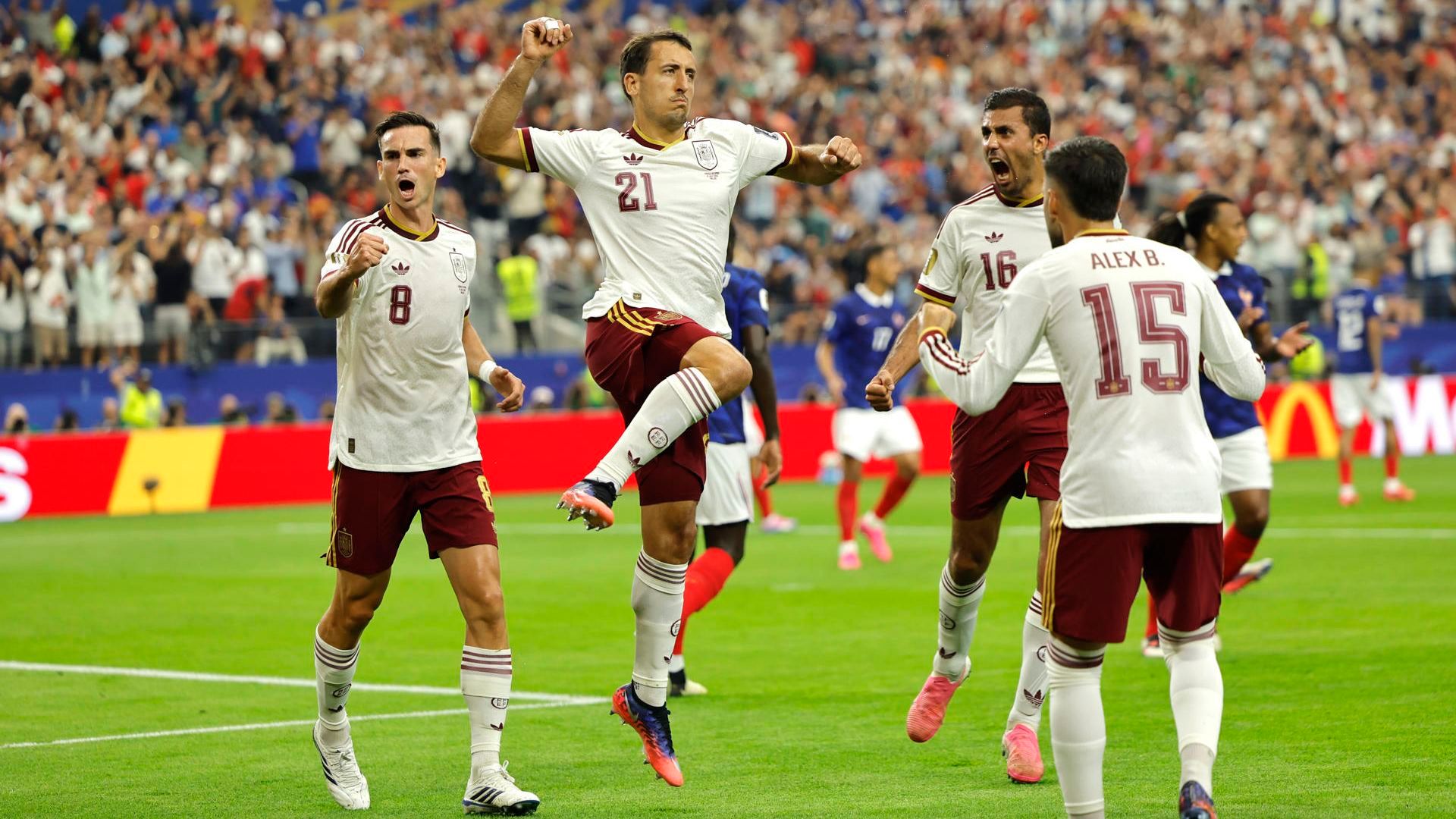 Oyarzabal celebra el gol con sus compañeros Oyarzabal celebra el gol con sus compañeros
