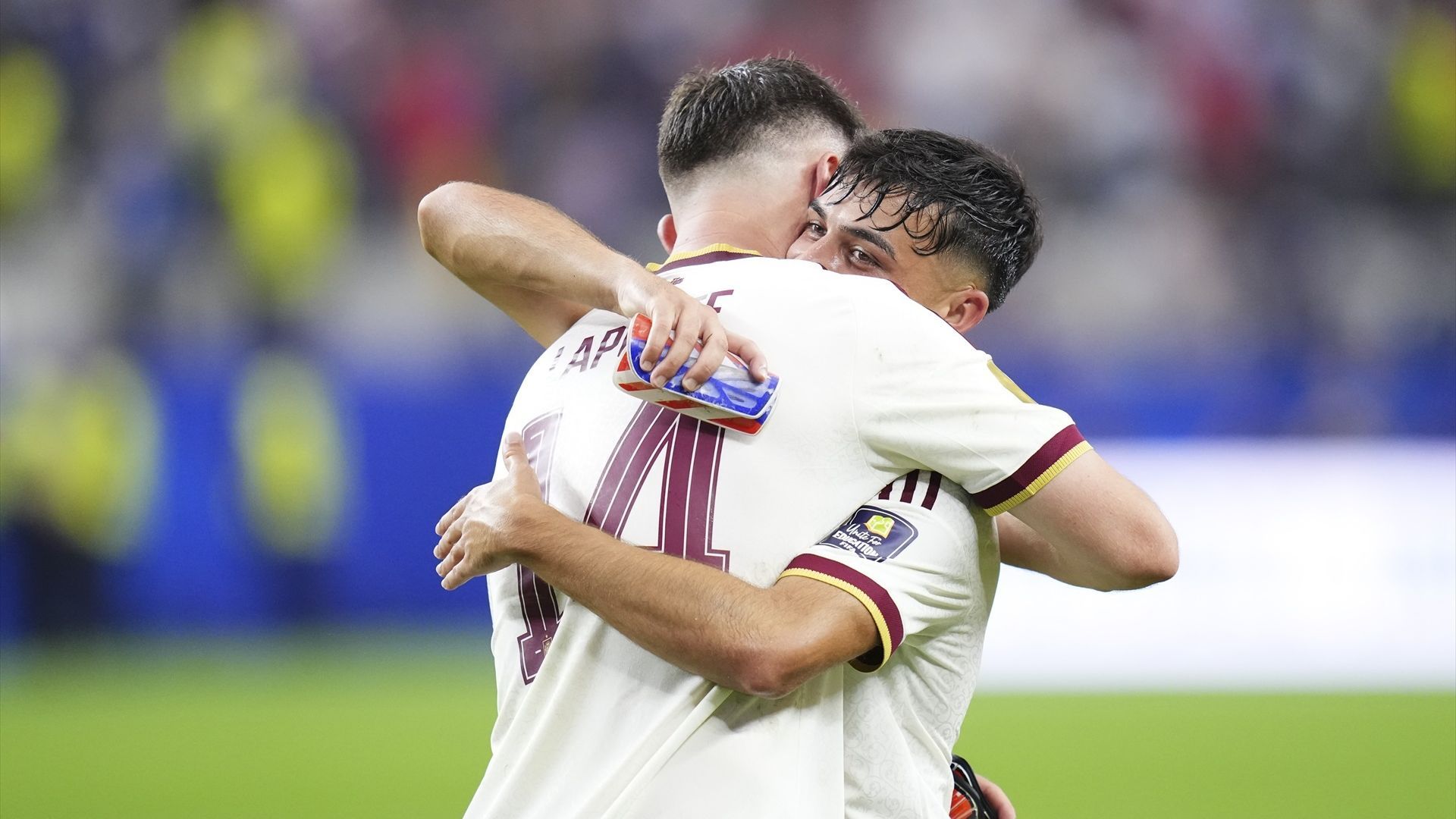 Pedri celebra la victoria de España con Laporte