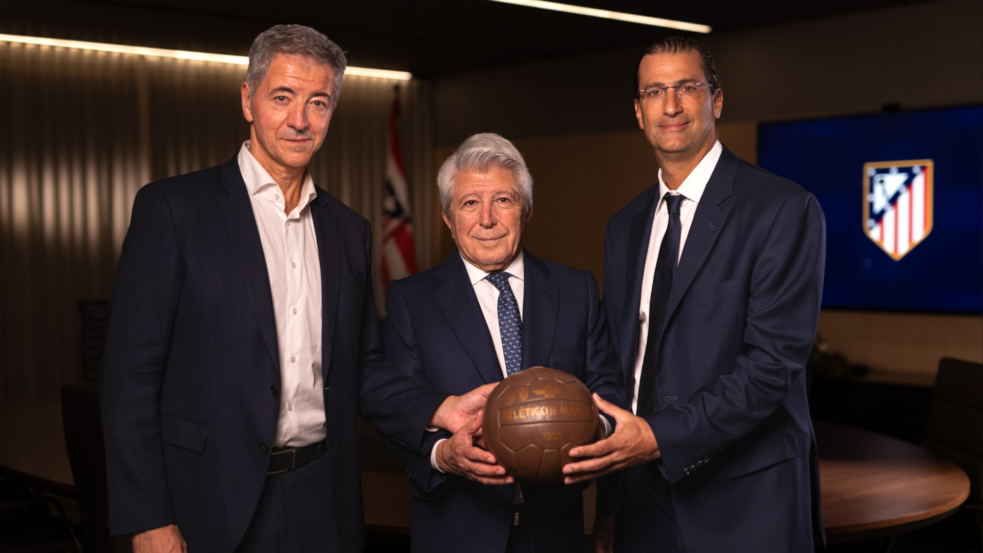 Rob Givone, junto a Miguel Ángel Gil Marín y Enrique Cerezo