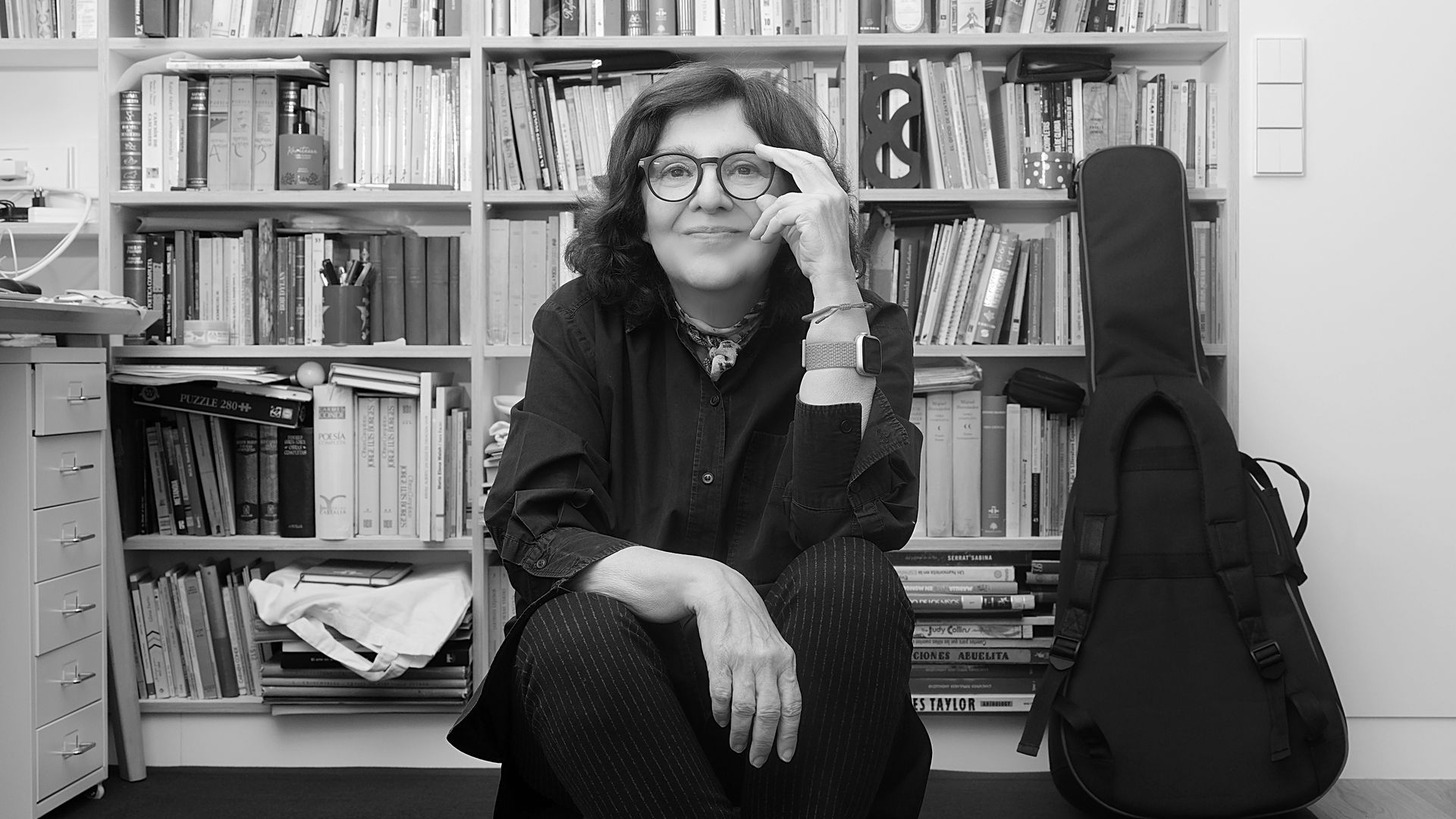 Rosa León, guitarra y libros: su universo más íntimo. Rosa León, guitarra y libros: su universo más íntimo.