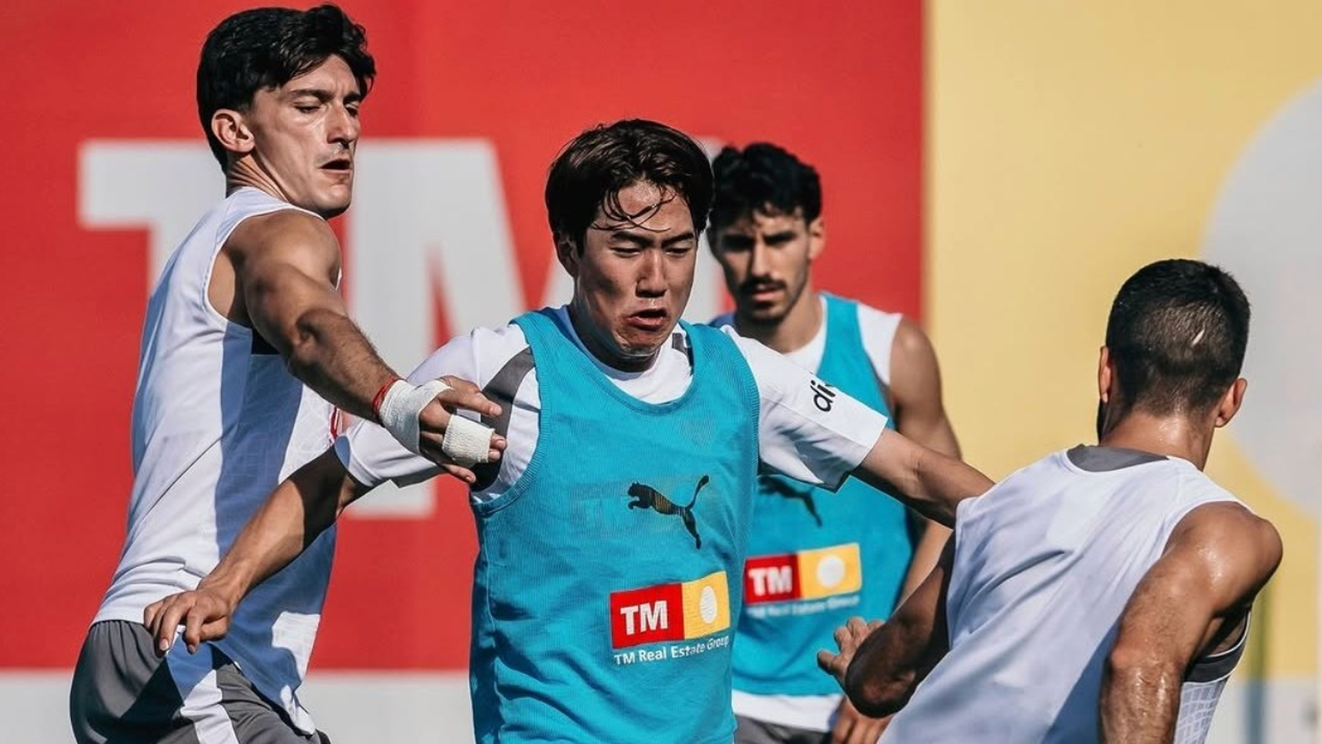 Sato entrenando en Paterna con Pepelu