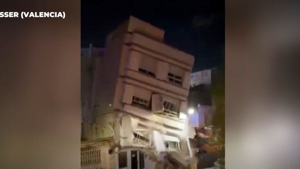 Así se derrumbó un edificio de tres plantas de forma inesperada en Benetússer