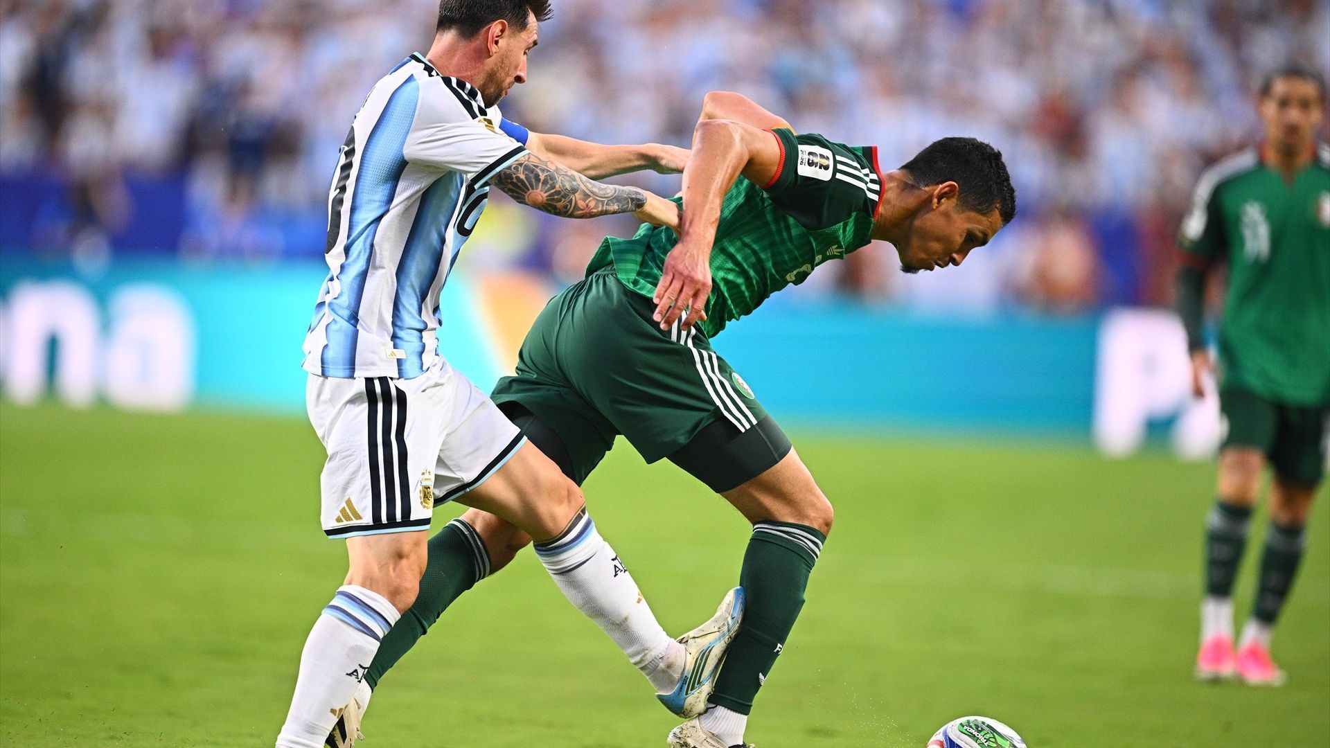 Aïssa Mandi, ante Leo Messi en el Argentina-Argelia del Mundial