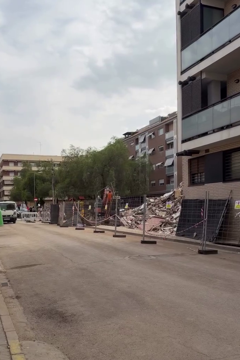 Ana enseñando cómo quedó el edifico de al lado de su casa