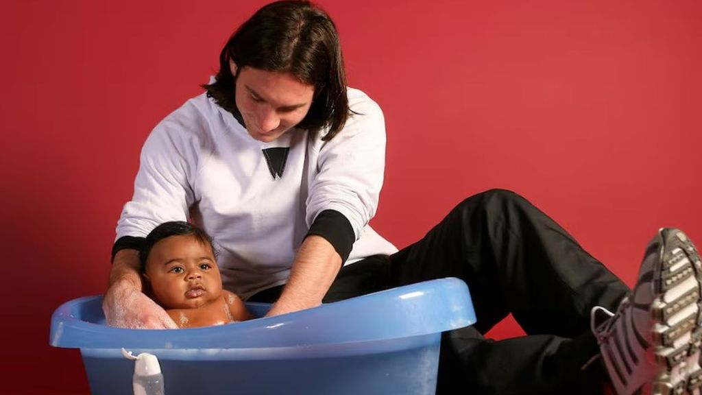 Así fue cómo se hizo la fotografía de Leo Messi bañando al bebé Lamine Yamal