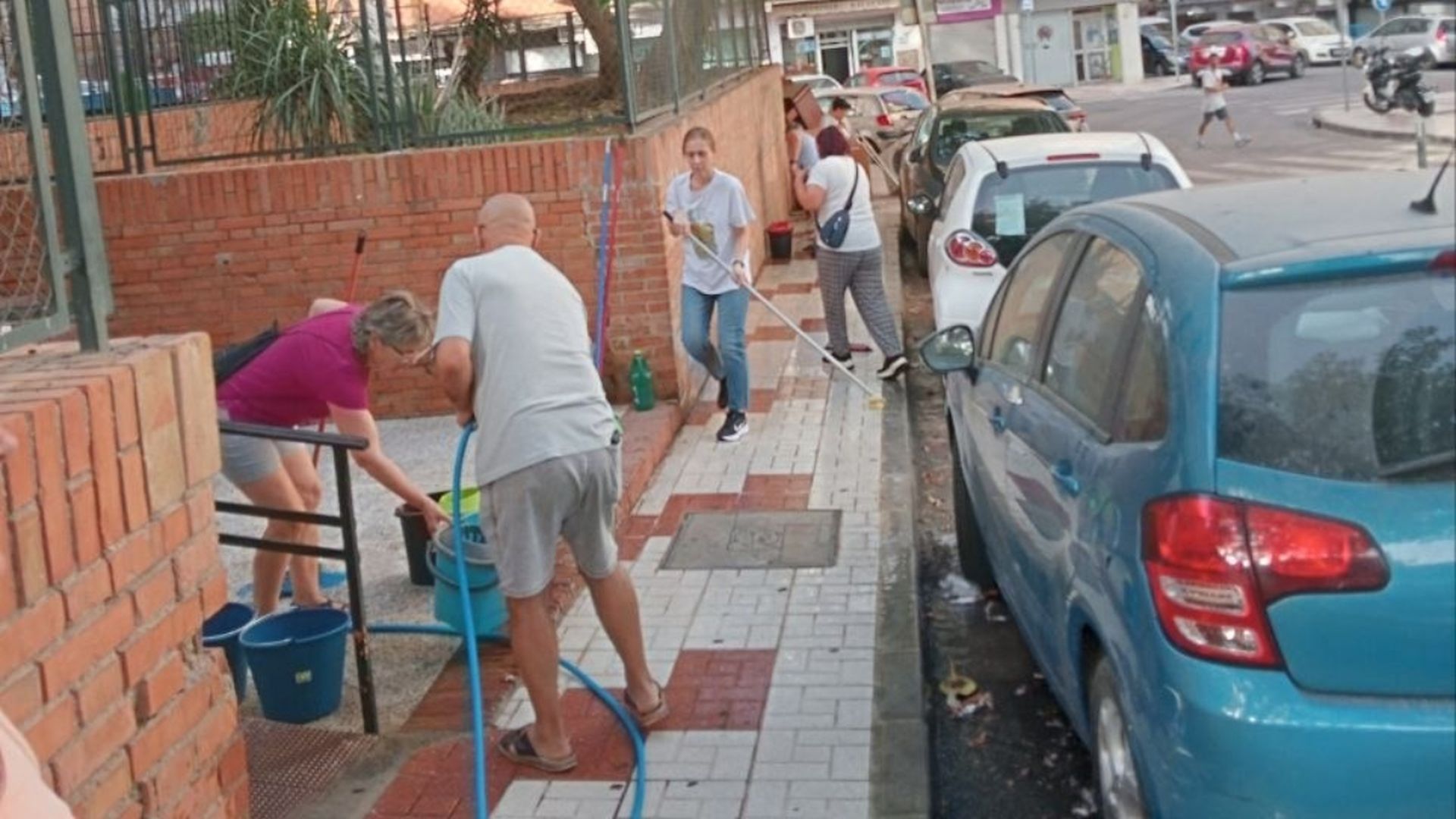Cubos, fregonas y escobas para protestar por la falta de limpieza en Málaga: "Vivimos entre suciedad y mugre" Cubos, fregonas y escobas para protestar por la falta de limpieza en Málaga: "Vivimos entre suciedad y mugre"