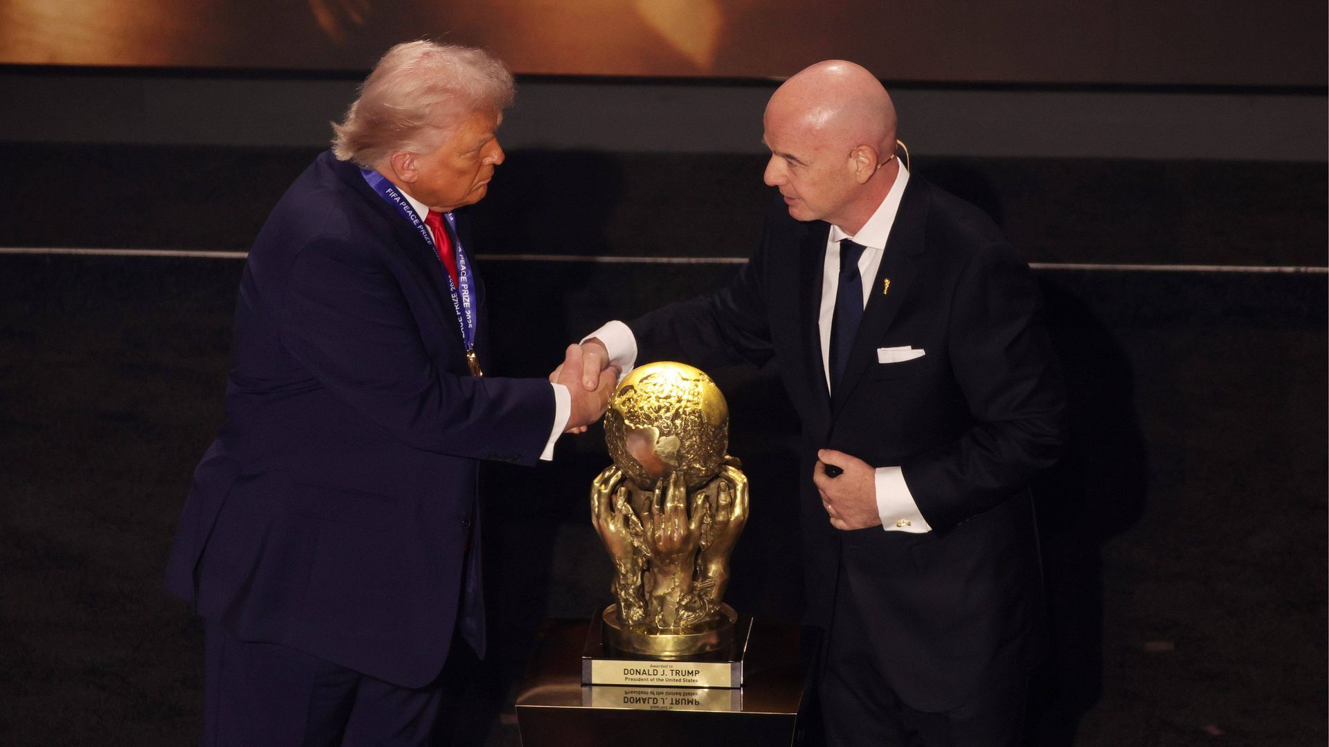 Donald Trump y el presidente de la FIFA en una imagen de archivo