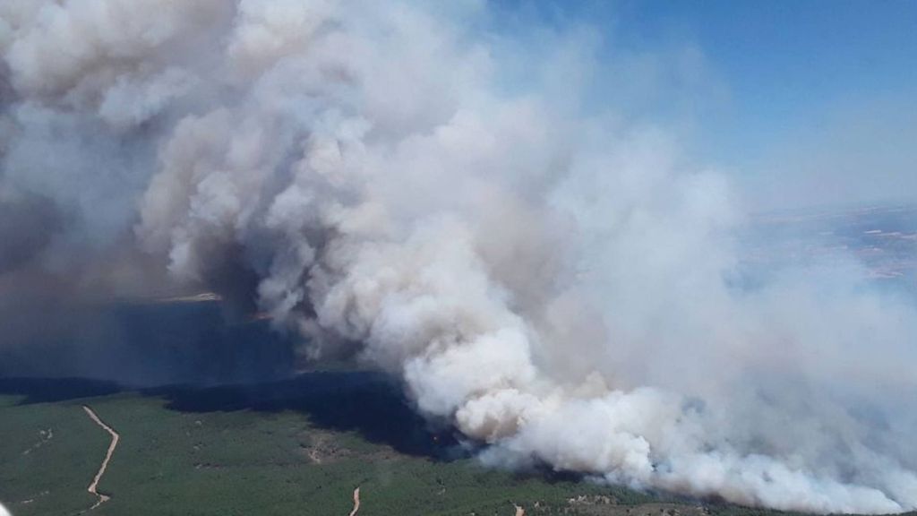 El incendio de La Mierla, en Guadalajara, ha arrasado ya 800 hectáreas en pocas horas y requerirá "un gran esfuerzo" para controlarlo