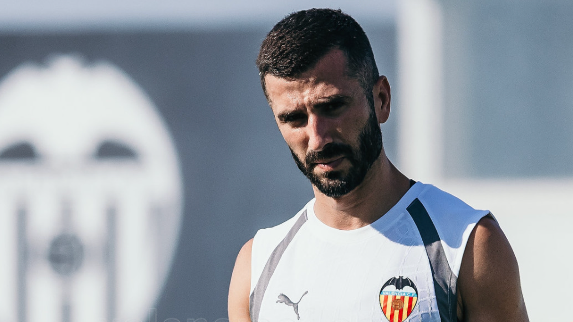 Gayà en el entrenamiento del Valencia CF en Paterna