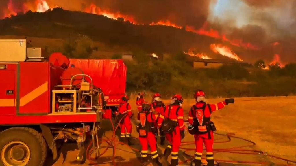 Un fuego con "potencial de crecimiento y destrucción" en Orés sigue avanzando por culpa del viento