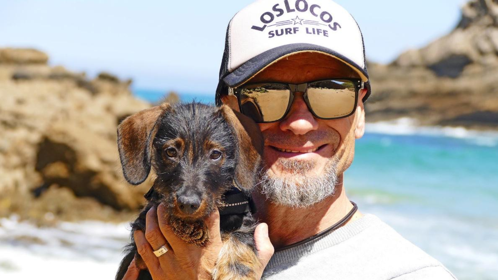 Jose Pellón, autor de 'Sálvame la vida', con su perro