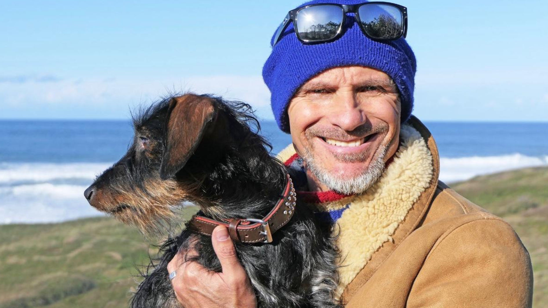 Jose posa junto a su perro
