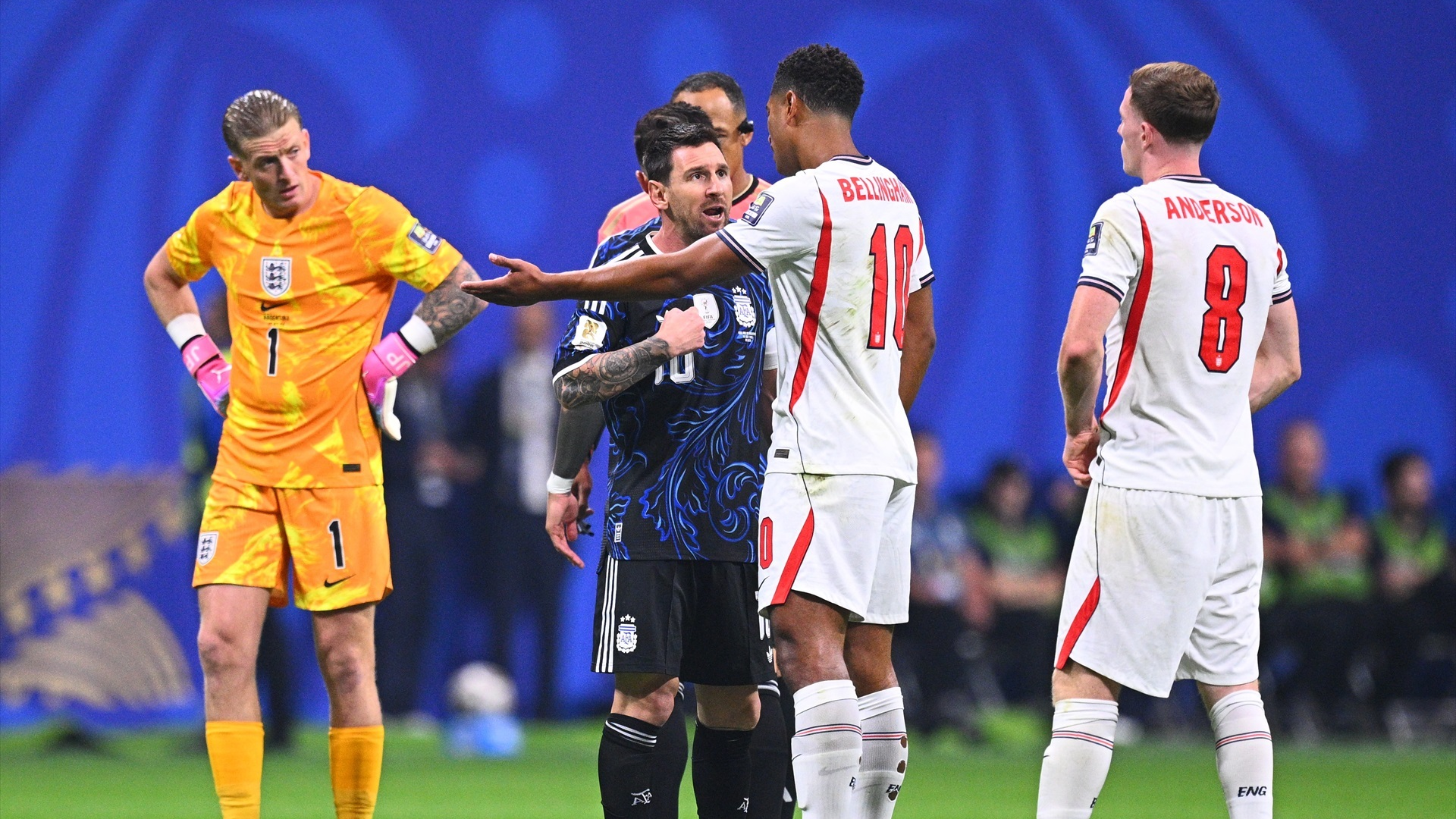Jude Bellingham y Leo Messi discuten en el Inglaterra-Argentina del Mundial