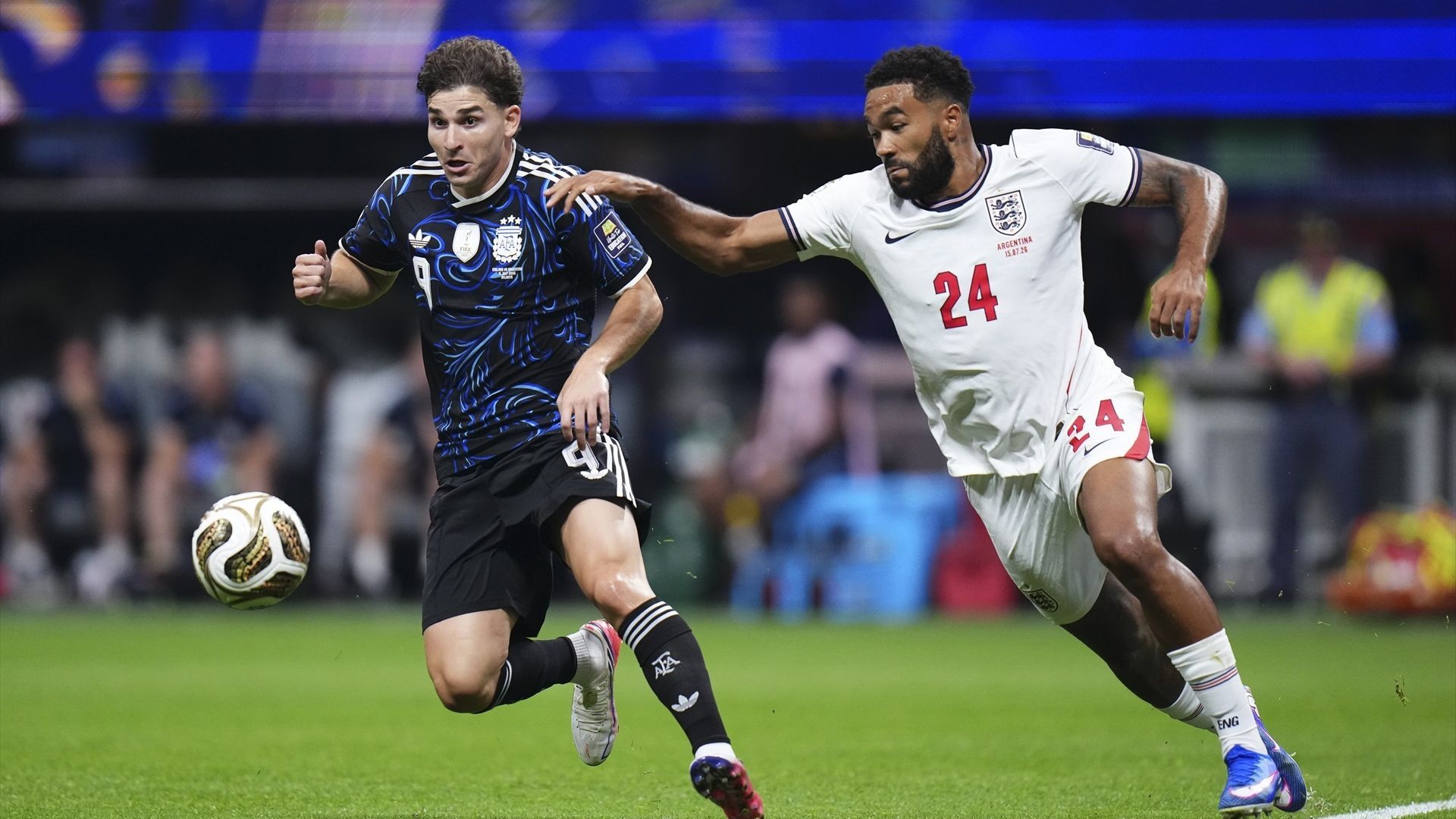 Julián Álvarez protege frente a Reece James en el Mundial Julián Álvarez protege frente a Reece James en el Mundial