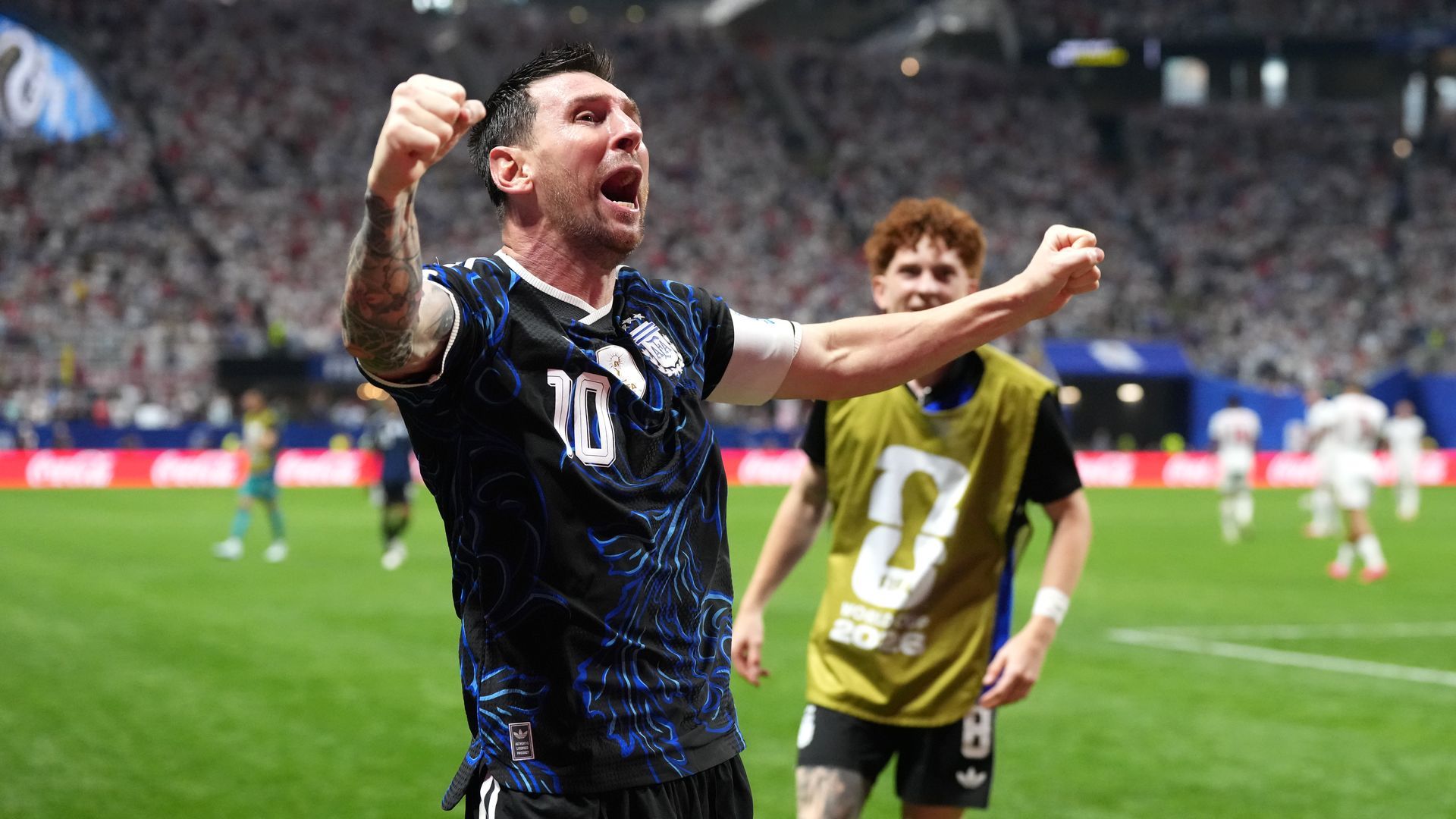 La emoción y la locura de los periodistas de radio argentinos tras la victoria de su selección: "El campeón del mundo está presente"