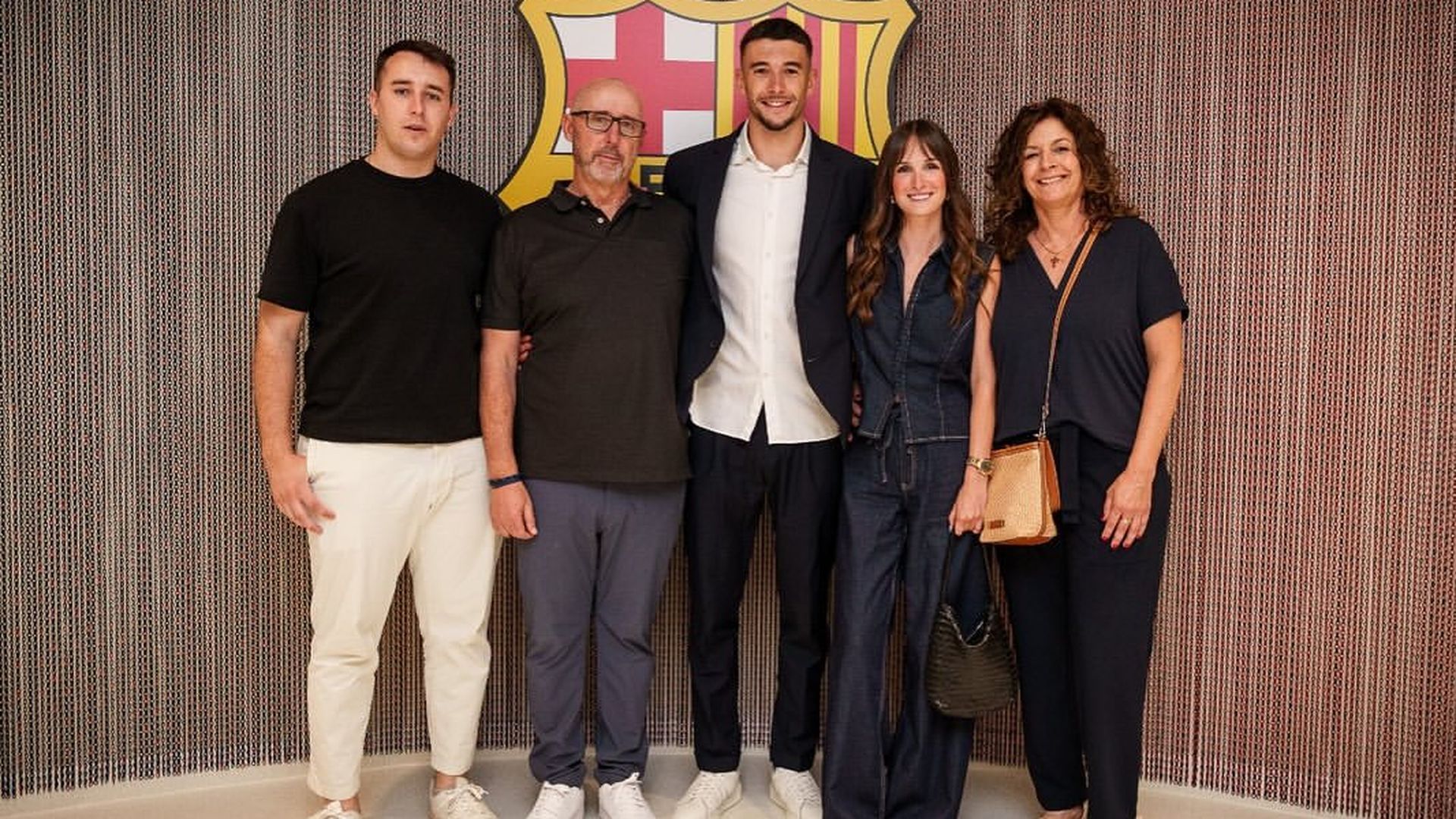 La familia de Joan García y su pareja, Anna Pesarrodona