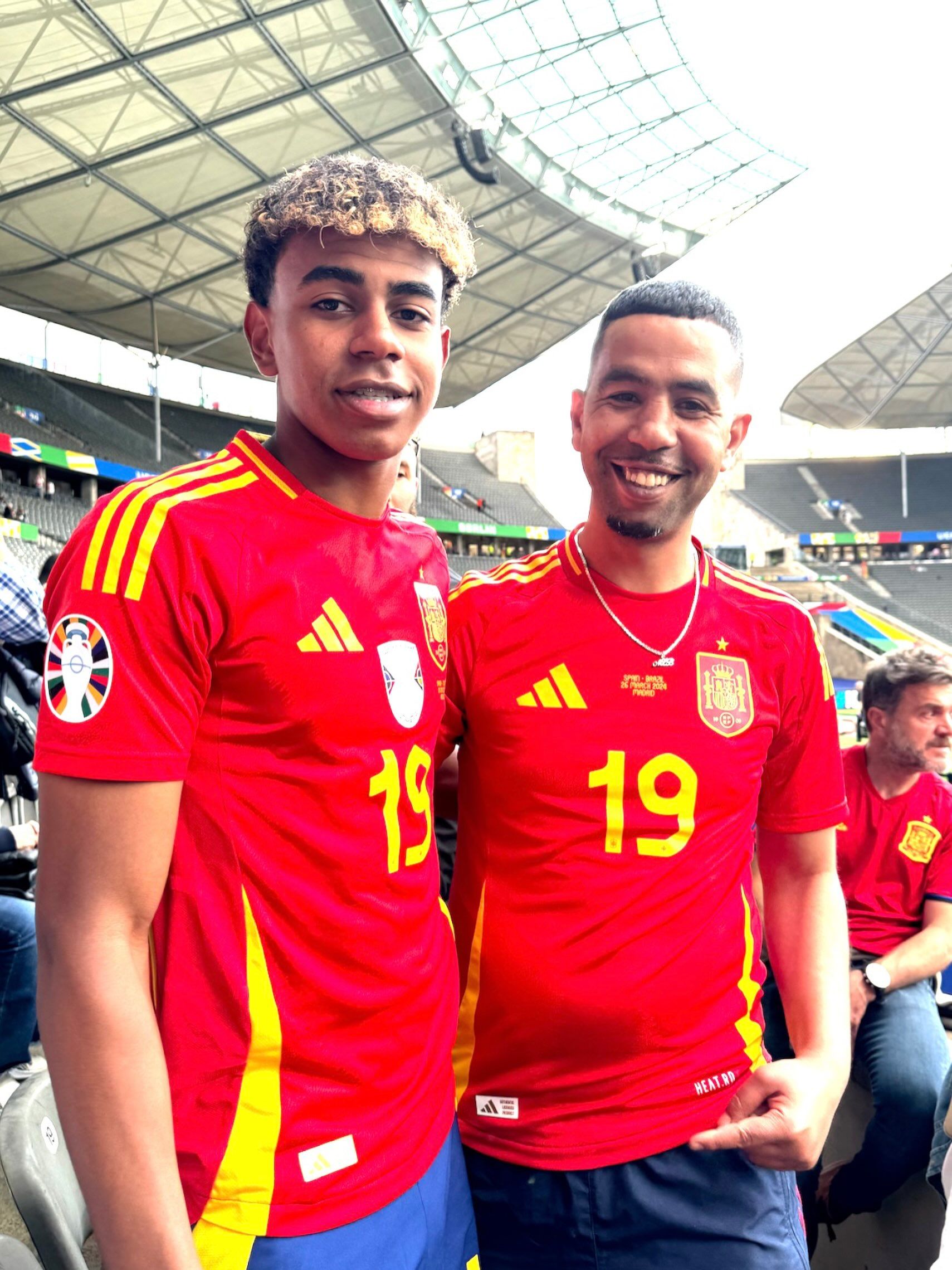 Lamine Yamal y su padre en la Eurocopa