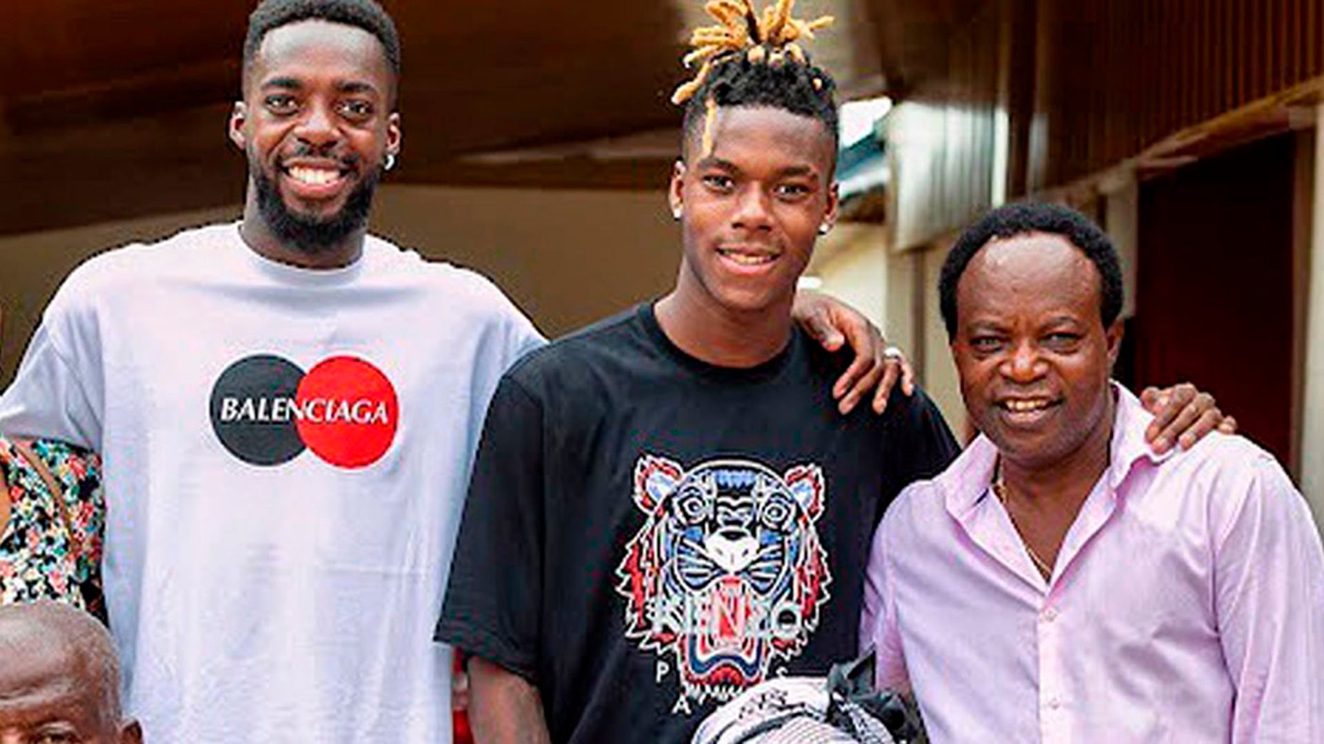 Nico Williams, su hermano, Iñaki Williams, y su padre, Félix Williams Nico Williams, su hermano, Iñaki Williams, y su padre, Félix Williams