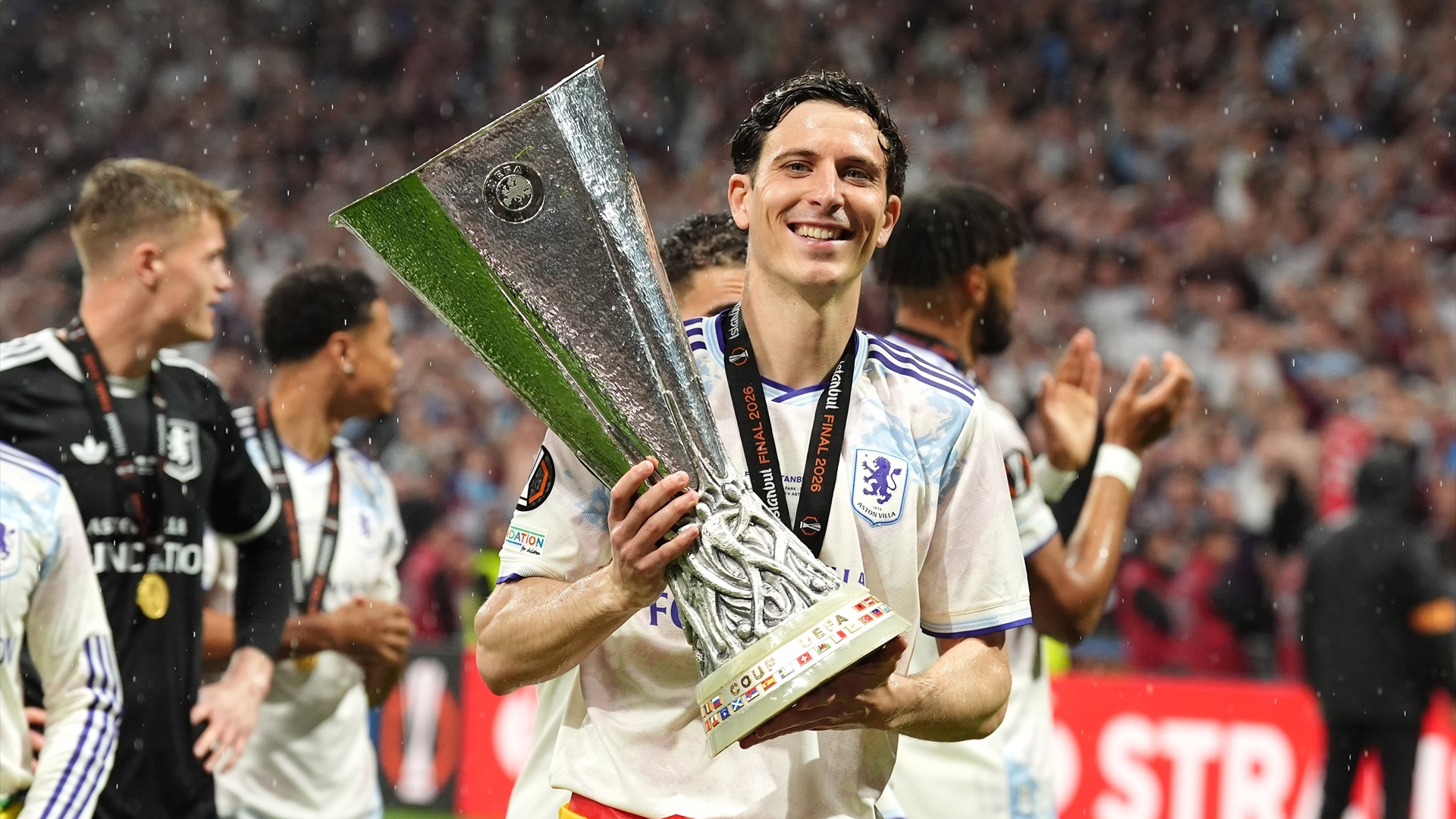 Pau Torres celebra la Europa League con el Aston Villa Pau Torres celebra la Europa League con el Aston Villa