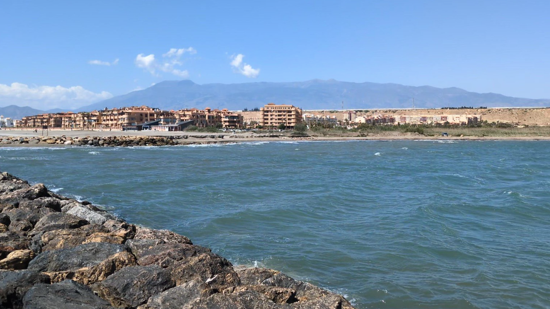 Las diez playas con 'bandera negra' de Andalucía: vertidos, radiactividad y mala gestión ambiental (editado)