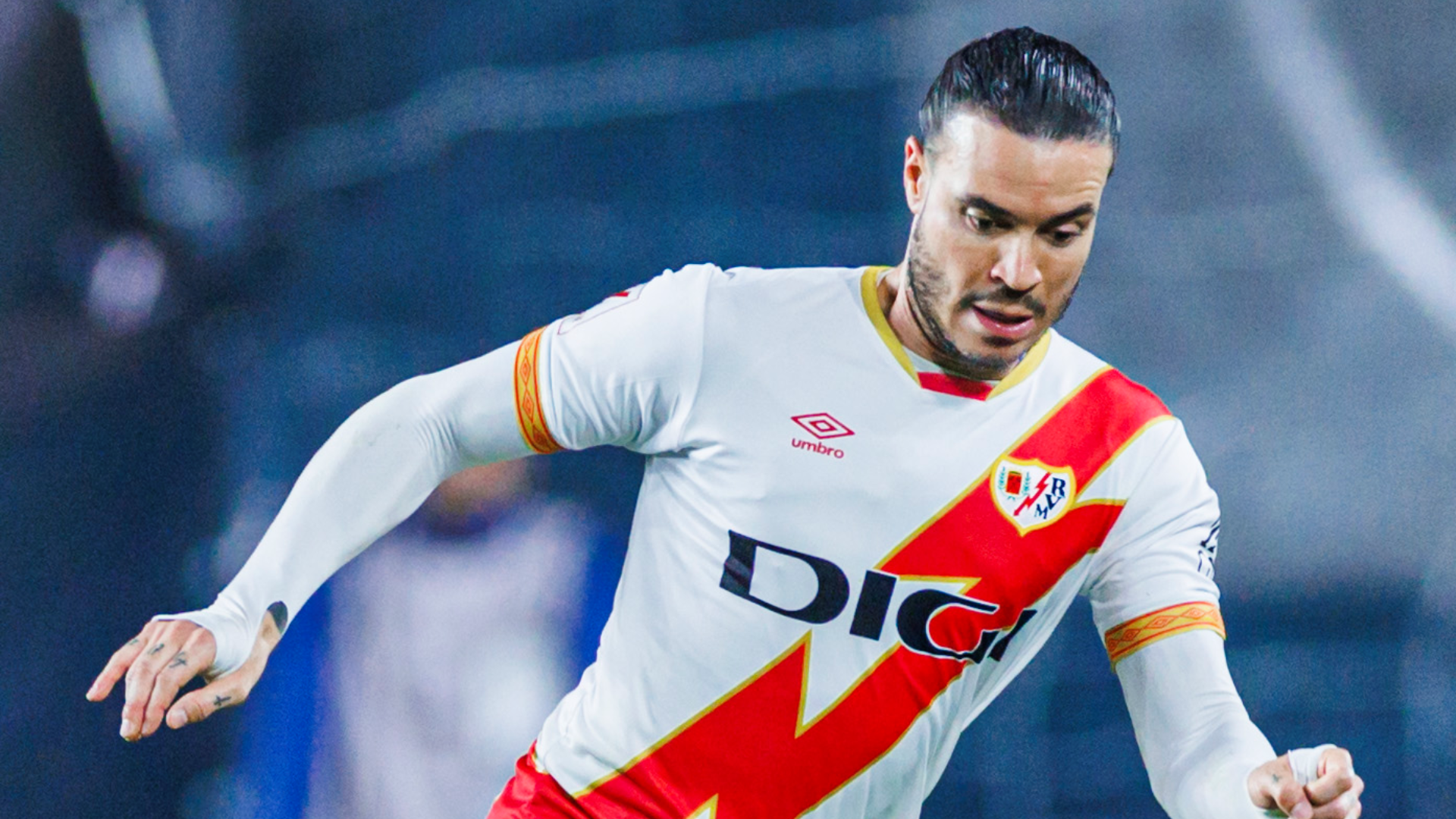 Raúl de Tomás, en un partido con el Rayo Vallecano Raúl de Tomás, en un partido con el Rayo Vallecano