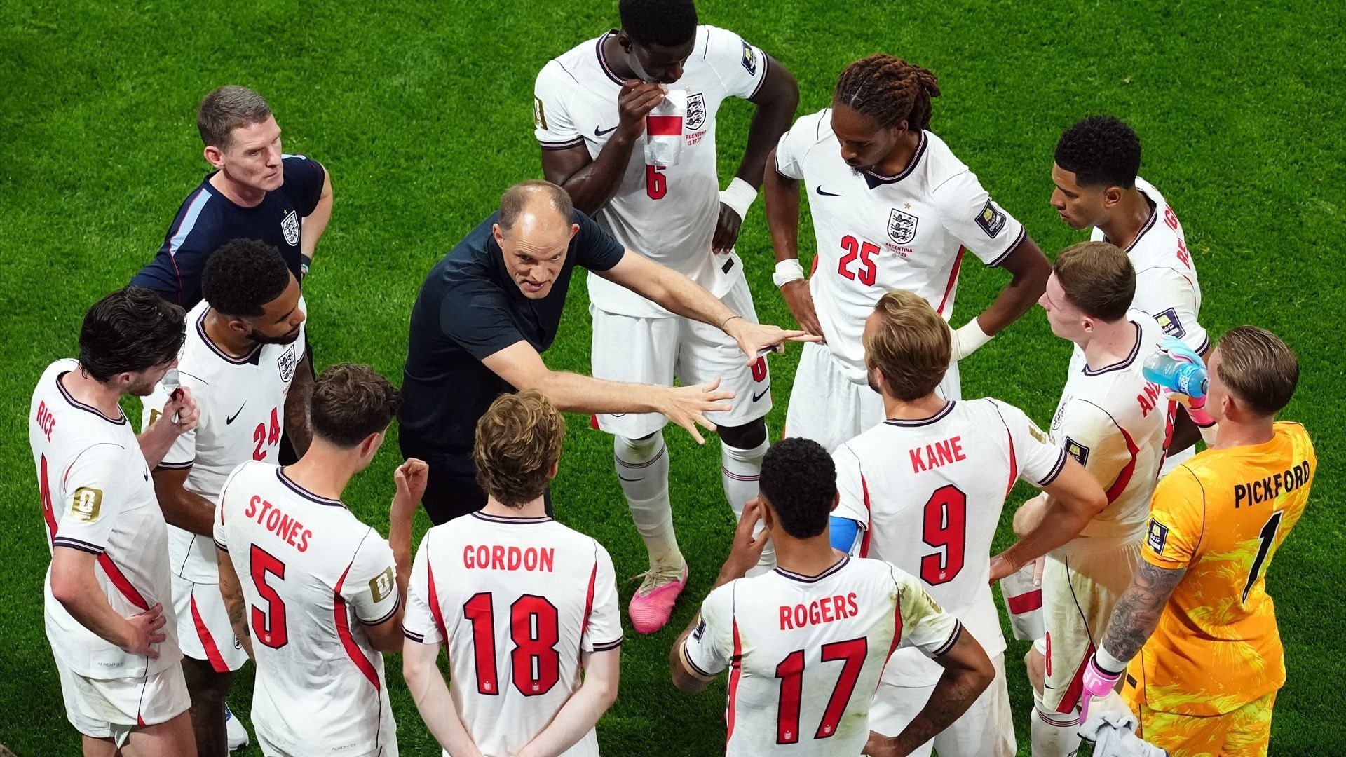 Thomas Tuchel da indicaciones en la pausa de hidratación del Inglaterra-Argentina