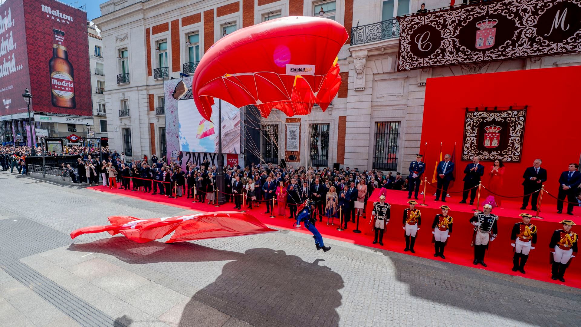 Un paracaidista del grupo PAPEO del Ejército del Aire y del Espacio durante el acto cívico militar con motivo del Día de la Comunidad de Madrid