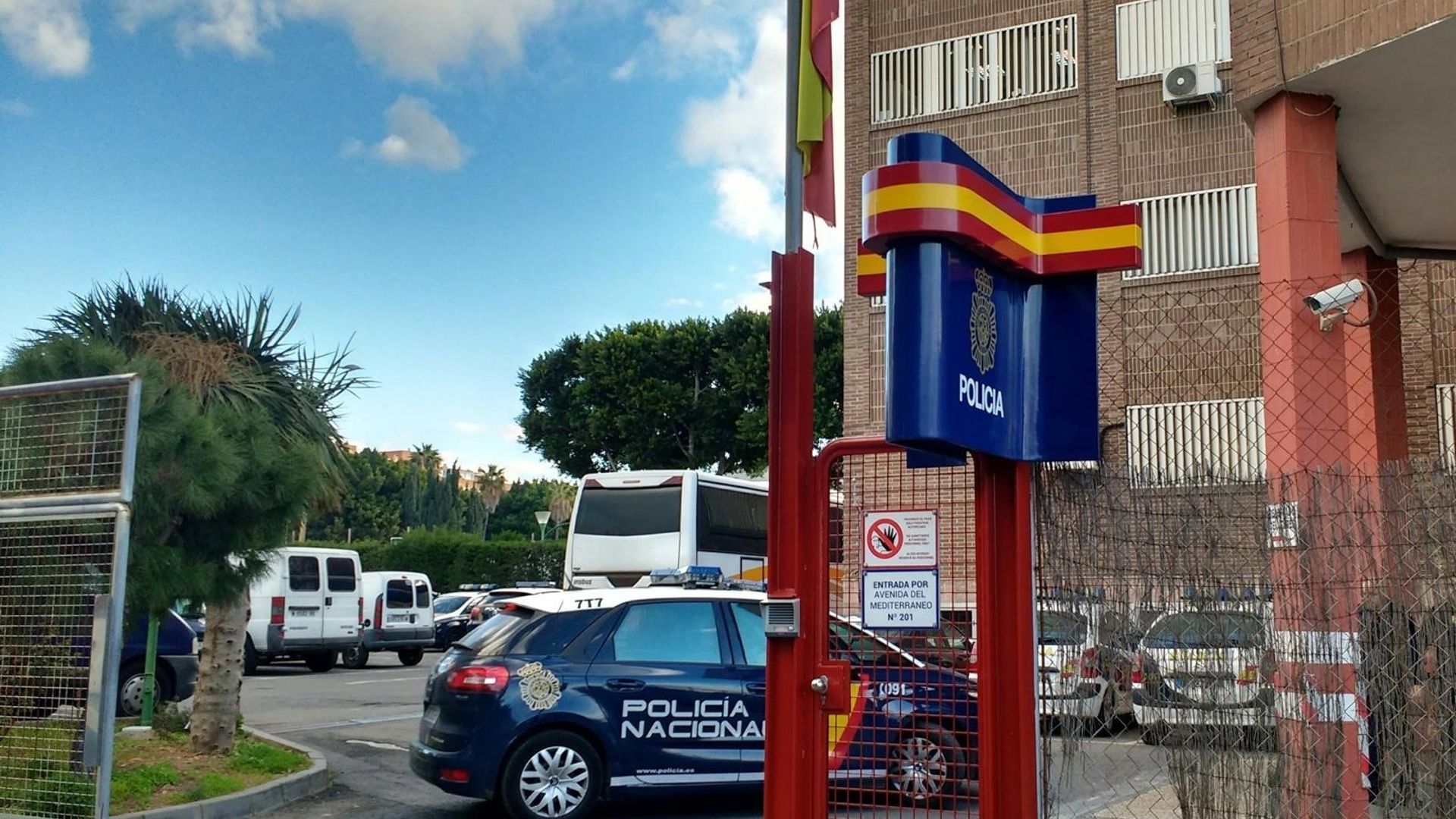Vehículos de la Policía Nacional en la Comisaría Provincial de Almería.