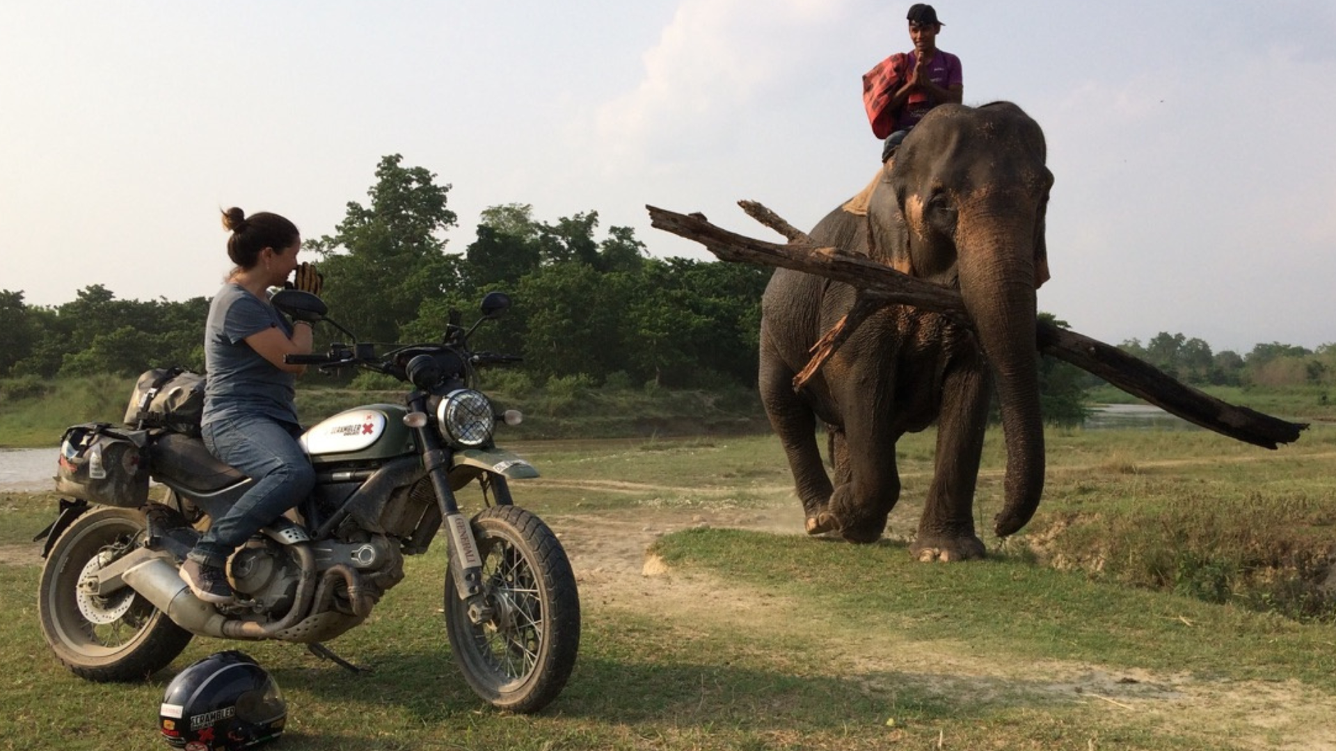 Alicia Sornosa, sobre su moto, junto a un elefante Alicia Sornosa, sobre su moto, junto a un elefante