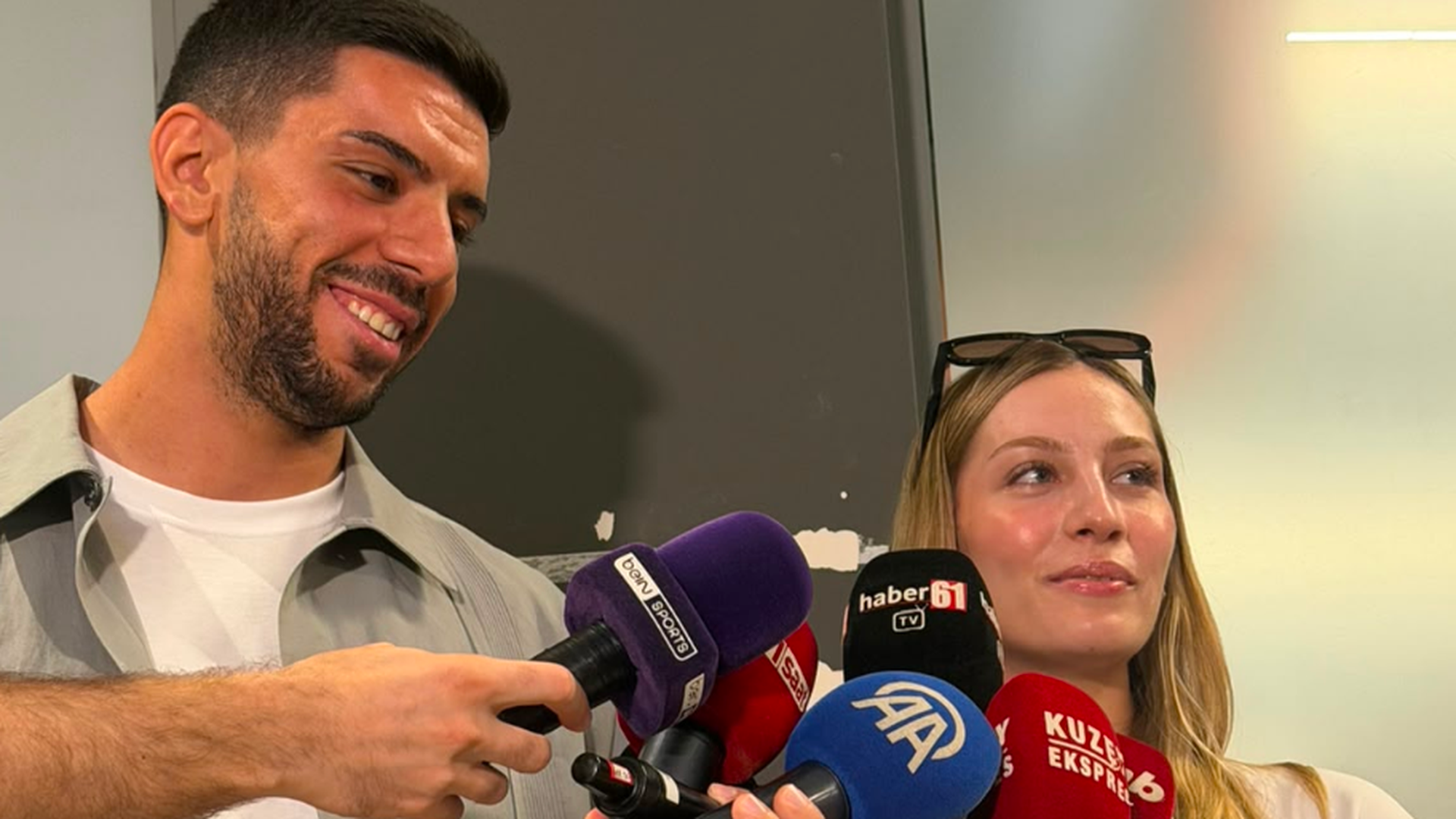 Cenk y Hira a su llegada a Turquía Cenk y Hira a su llegada a Turquía
