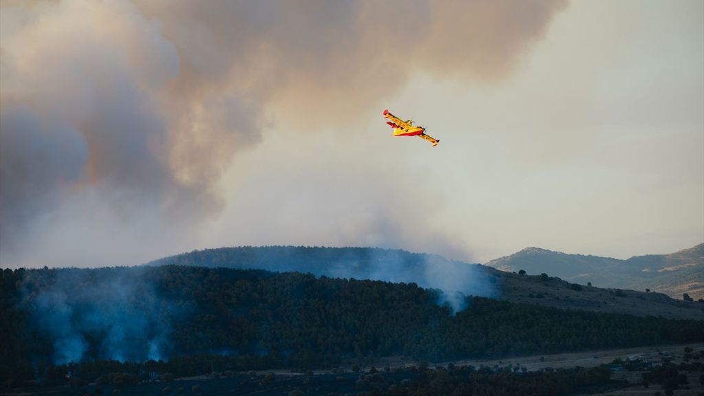 El incendio de Lozoyuela evoluciona favorablemente, pero no está controlado