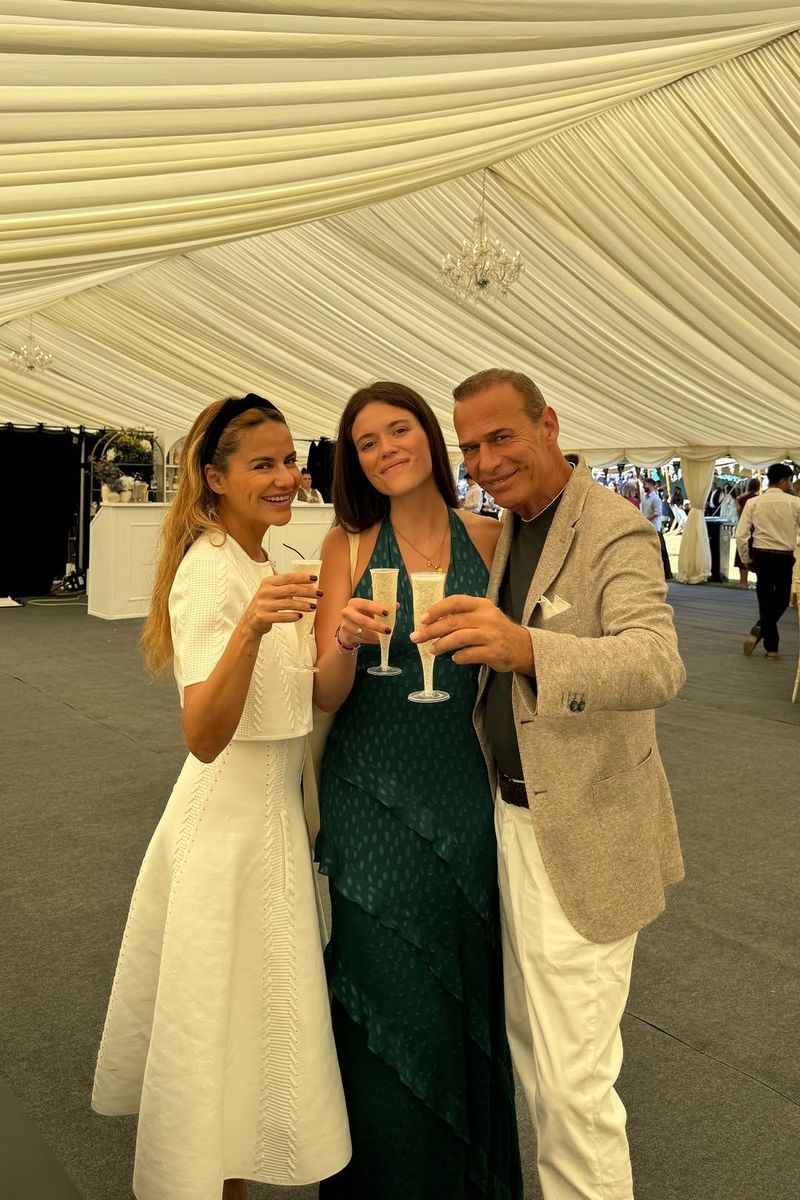 El look de Luna Lozano para su graduación universitaria en Bath, Inglaterra