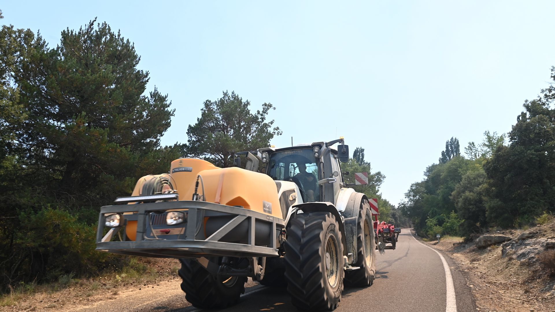 EuropaPress_7670652_tractor_ara_cerca_incendio_17_julio_2026_cinco_villas_zaragoza_aragon EuropaPress_7670652_tractor_ara_cerca_incendio_17_julio_2026_cinco_villas_zaragoza_aragon