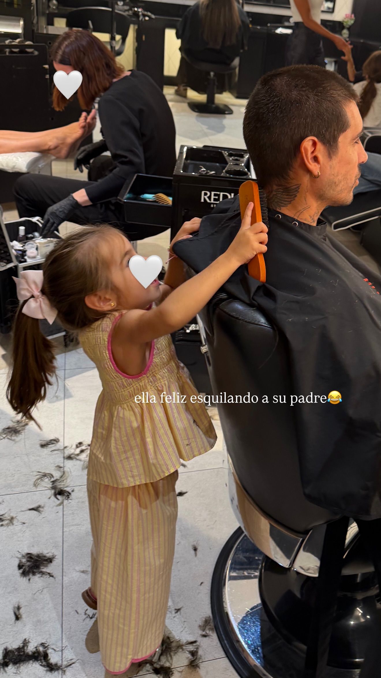 Gala ayudando a Fabio en la peluquería