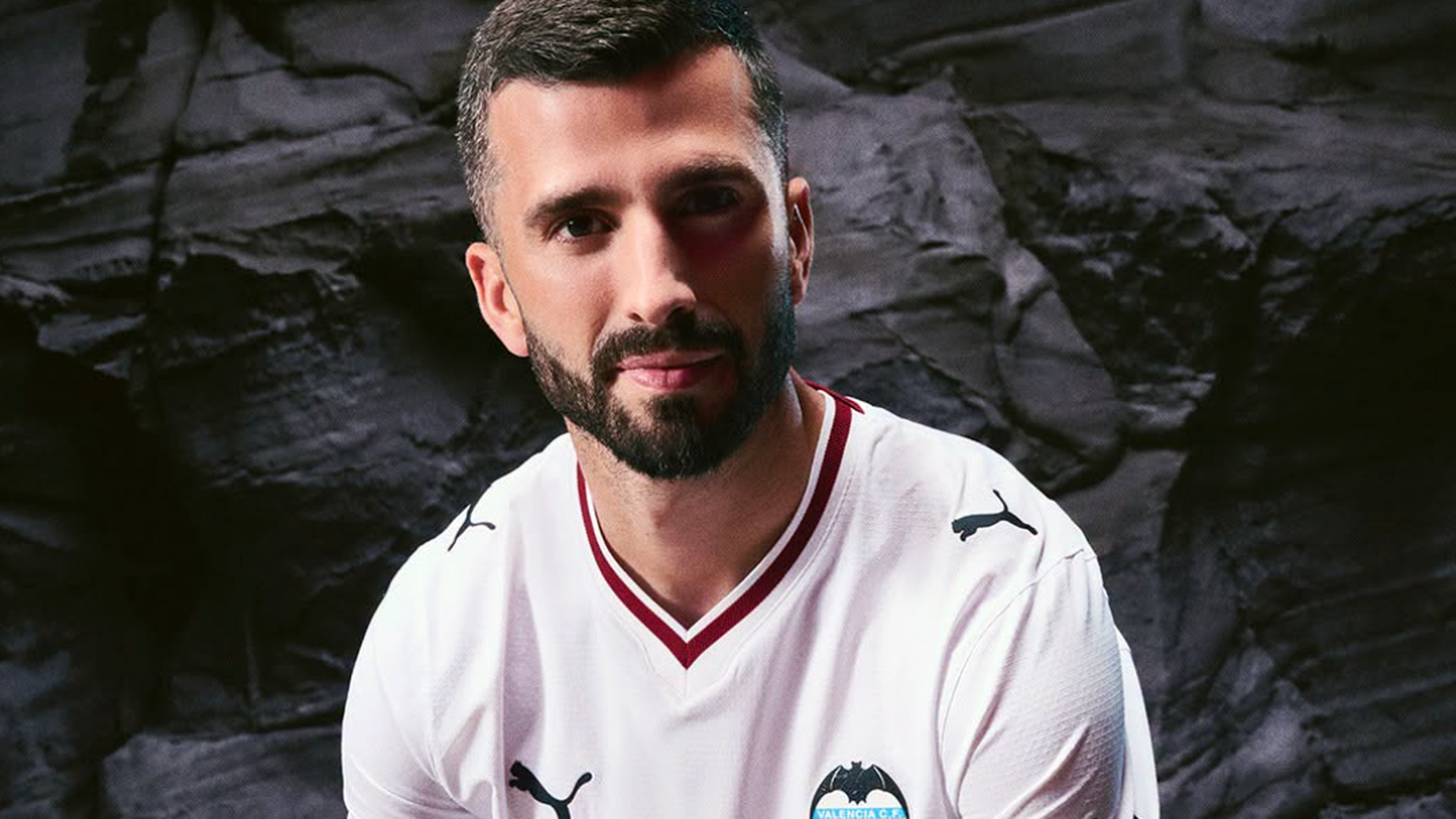 Gayà con la camiseta nueva del Valencia CF Gayà con la camiseta nueva del Valencia CF