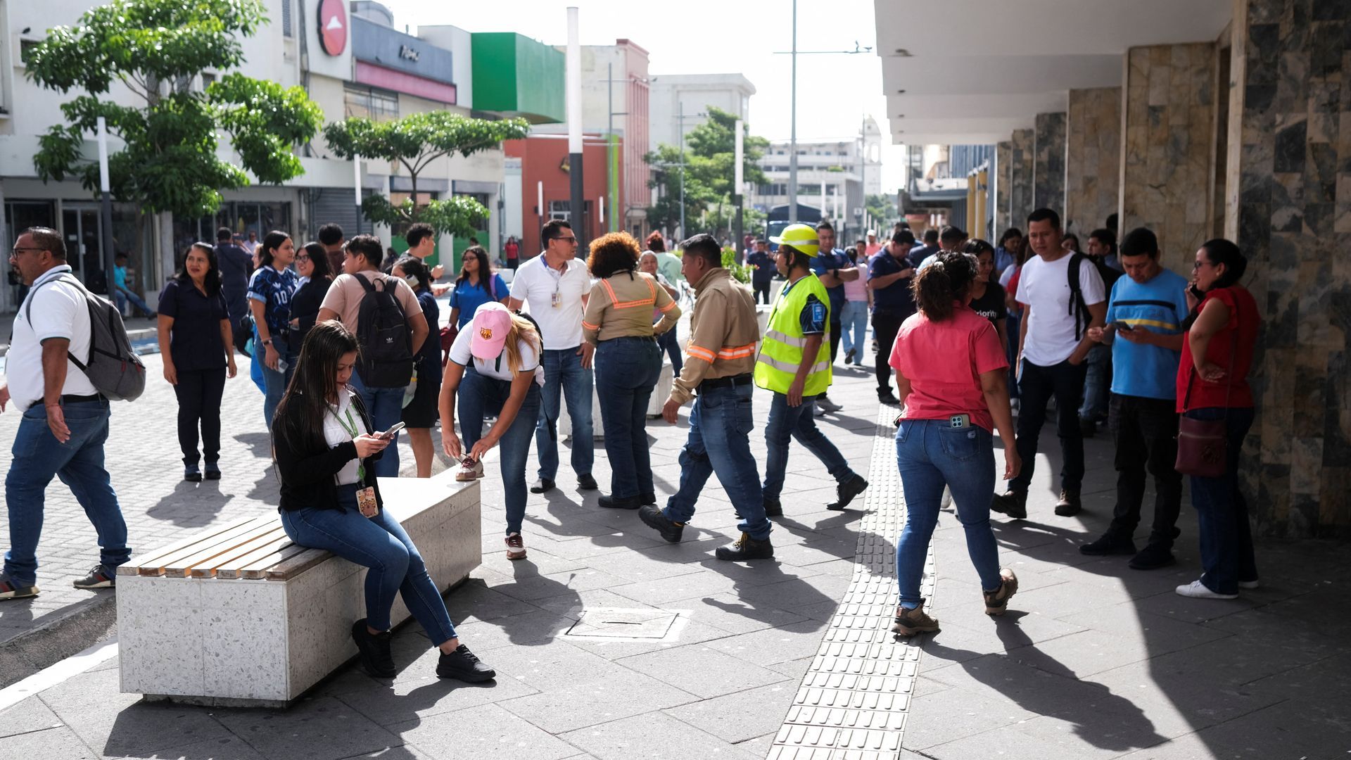 Gente saliendo de los edificios para evitar tragedias por derrumbe