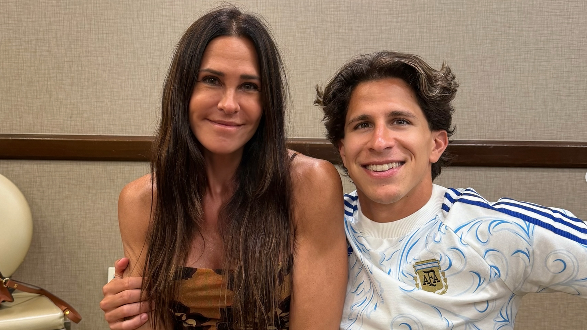 Giuliano Simeone, hijo del Cholo y delantaro de la selección argentina y su madre Carolina Baldini Giuliano Simeone, hijo del Cholo y delantaro de la selección argentina y su madre Carolina Baldini